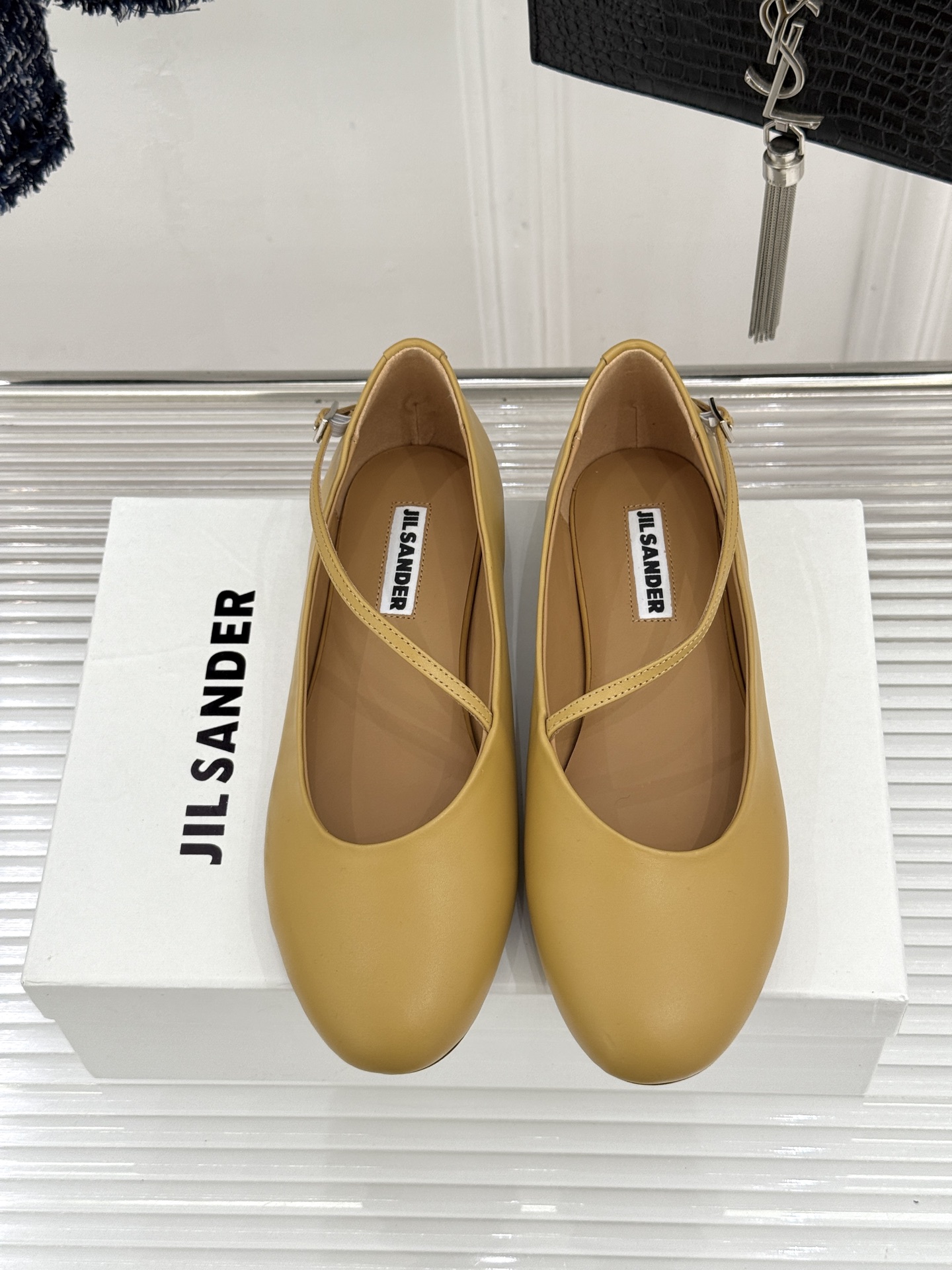 Jil Sander/吉尔桑达26WF新品极简平底芭蕾舞鞋以极简语言重塑优雅本质。柔润圆头贴合足部曲线浅