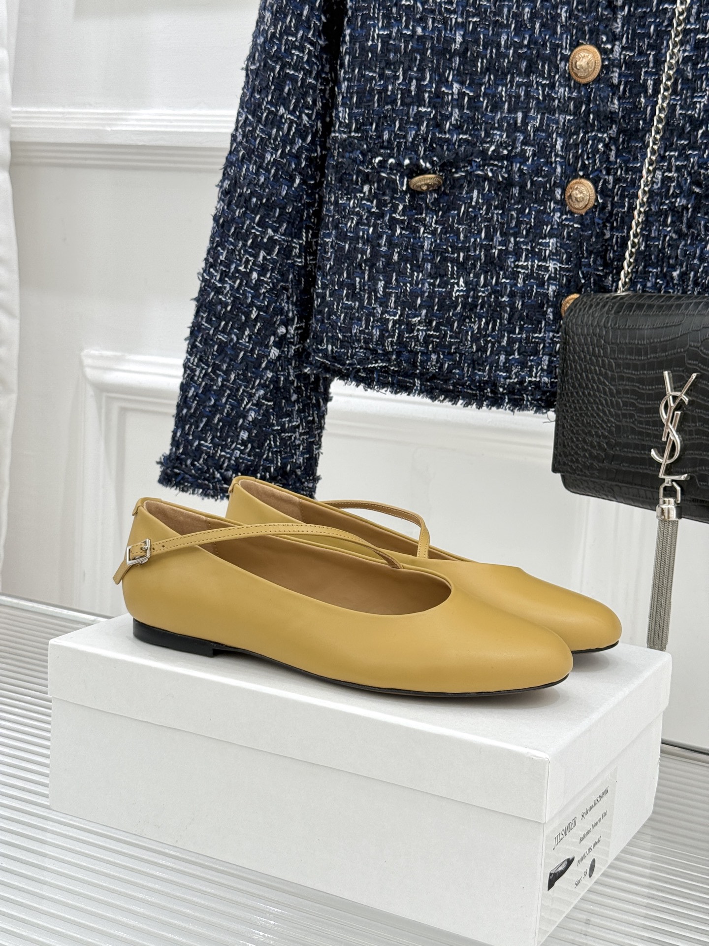 Jil Sander/吉尔桑达26WF新品极简平底芭蕾舞鞋以极简语言重塑优雅本质。柔润圆头贴合足部曲线浅