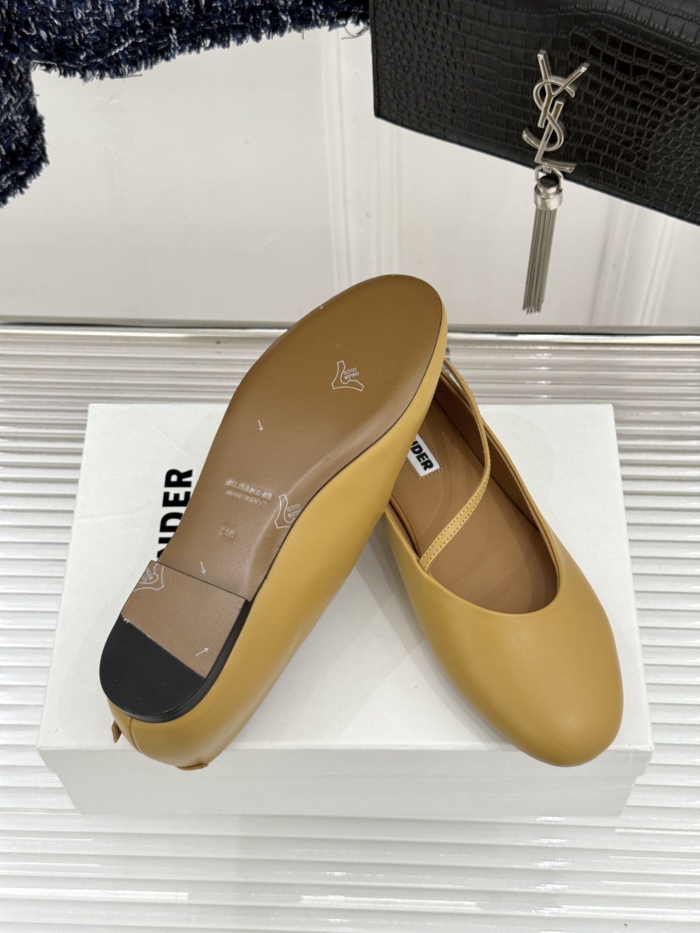 Jil Sander/吉尔桑达26WF新品极简平底芭蕾舞鞋以极简语言重塑优雅本质。柔润圆头贴合足部曲线浅