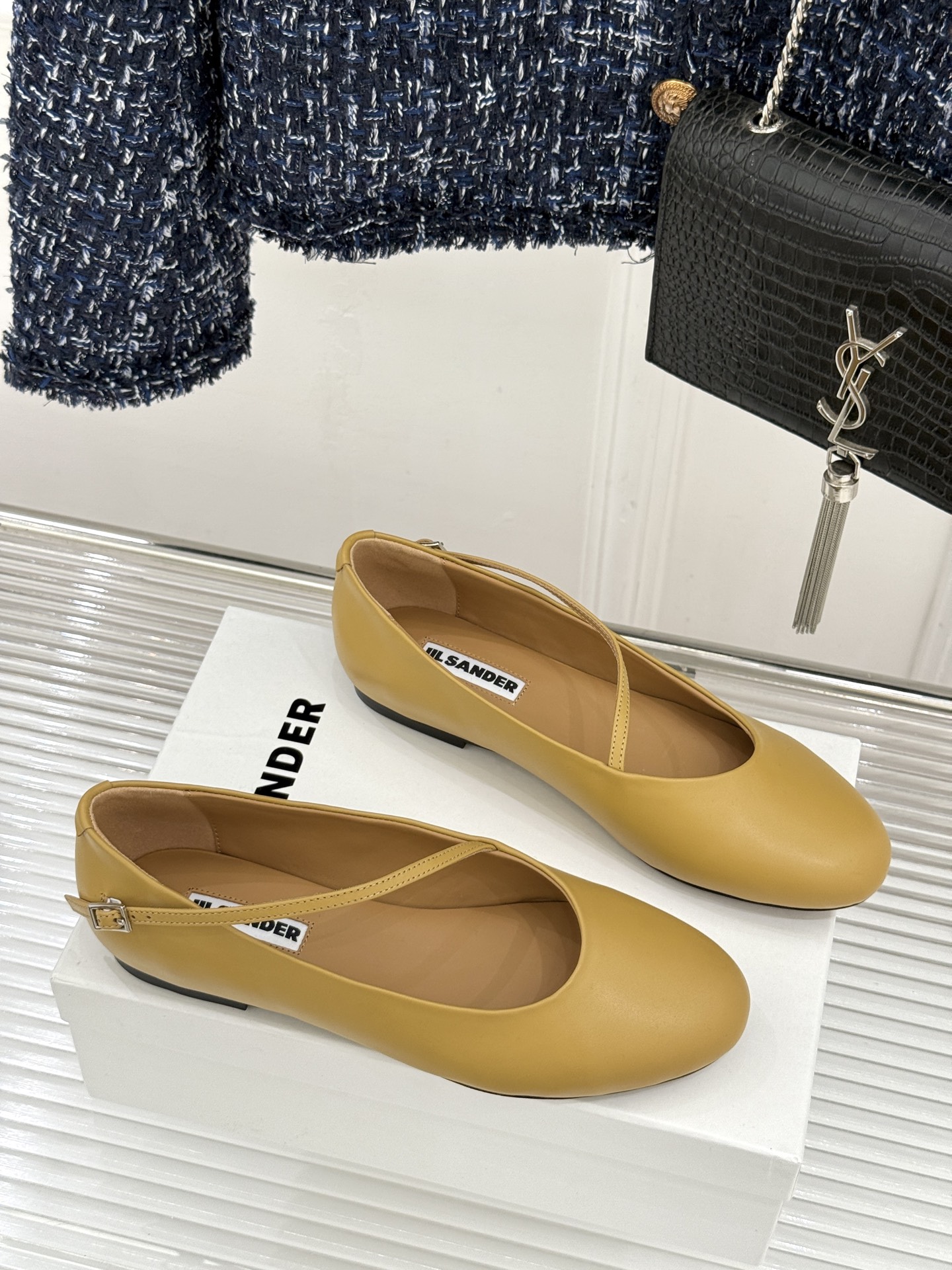 Jil Sander/吉尔桑达26WF新品极简平底芭蕾舞鞋以极简语言重塑优雅本质。柔润圆头贴合足部曲线浅