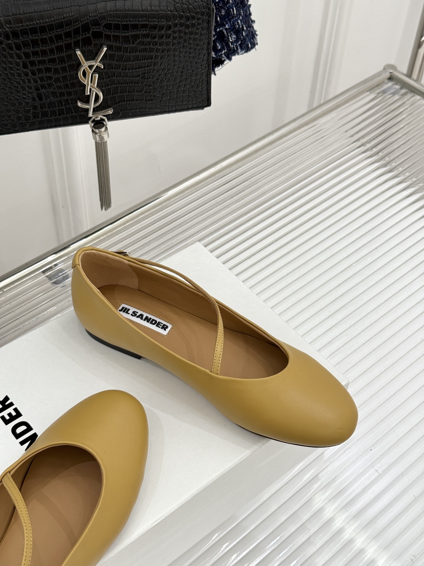 Jil Sander/吉尔桑达26WF新品极简平底芭蕾舞鞋以极简语言重塑优雅本质。柔润圆头贴合足部曲线浅