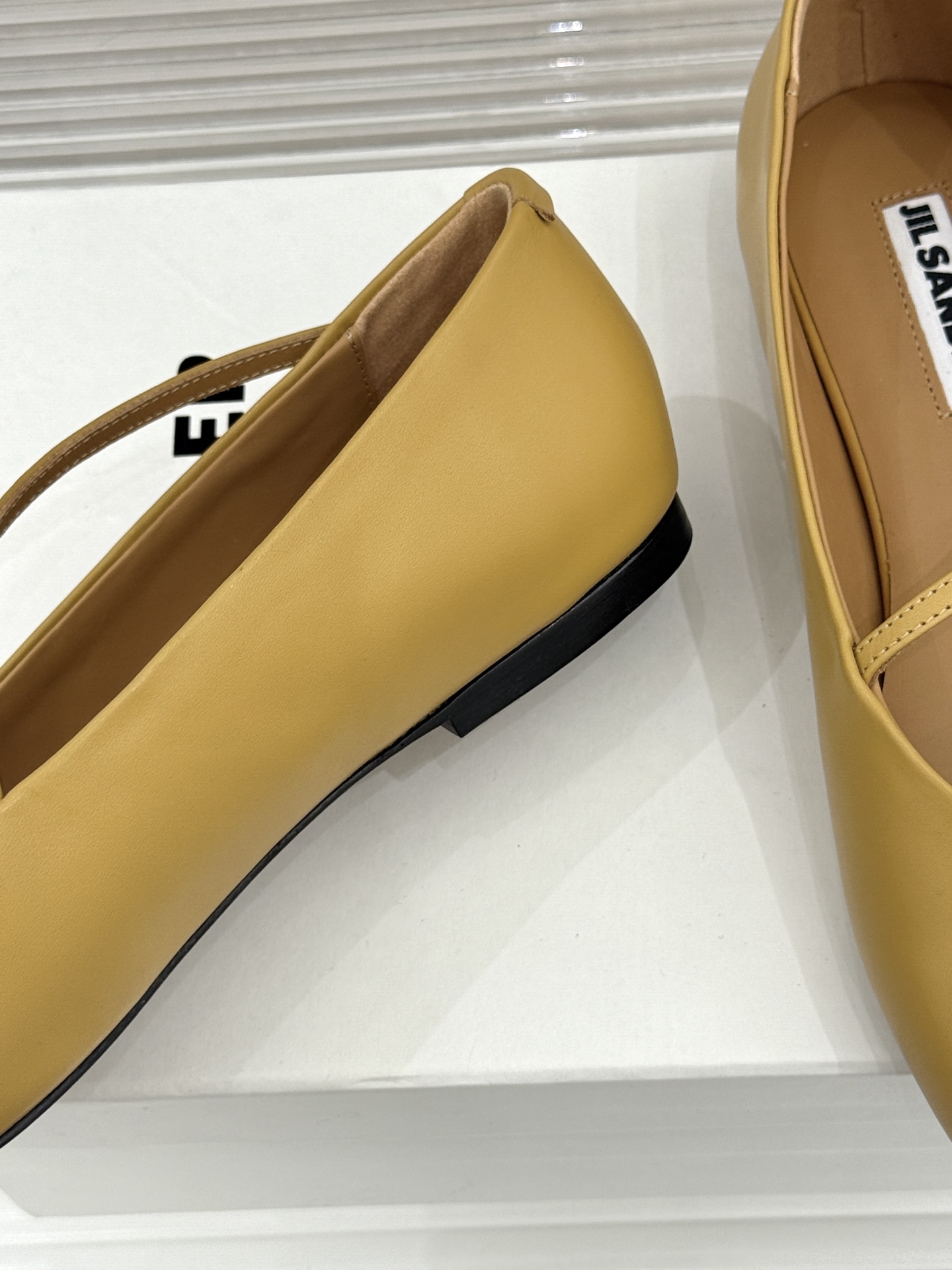 Jil Sander/吉尔桑达26WF新品极简平底芭蕾舞鞋以极简语言重塑优雅本质。柔润圆头贴合足部曲线浅