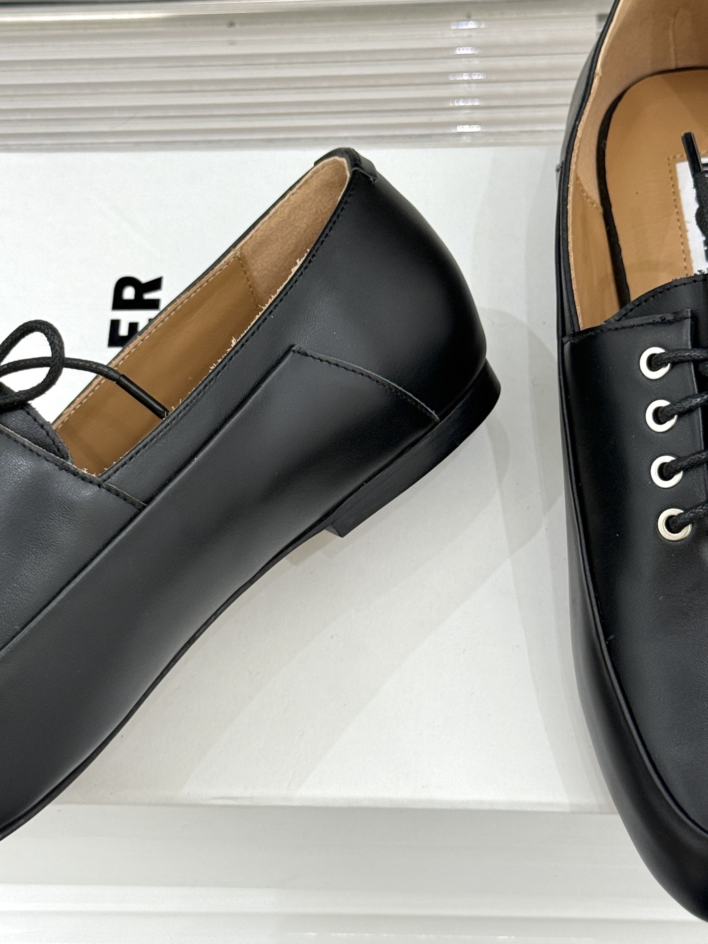 Jil Sander/吉尔桑达26WF新品极简绑带小皮鞋以极简风骨重塑日常优雅。删繁就简的利落廓形 搭配