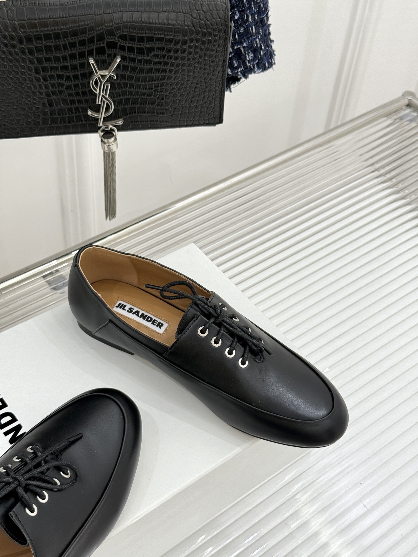 Jil Sander/吉尔桑达26WF新品极简绑带小皮鞋以极简风骨重塑日常优雅。删繁就简的利落廓形 搭配