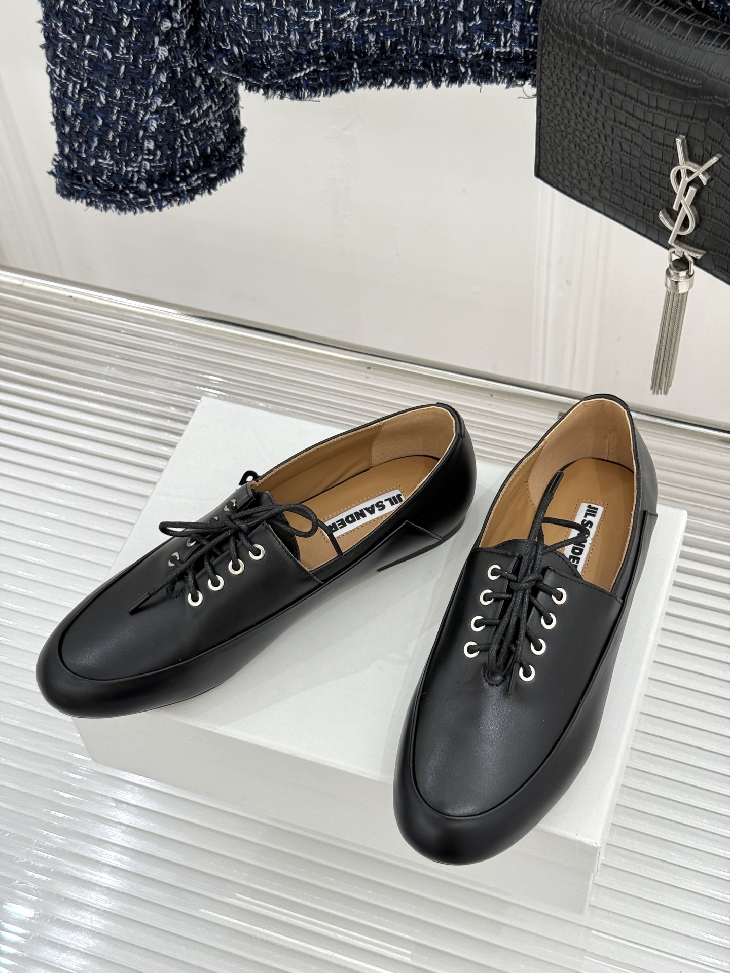 Jil Sander/吉尔桑达26WF新品极简绑带小皮鞋以极简风骨重塑日常优雅。删繁就简的利落廓形 搭配