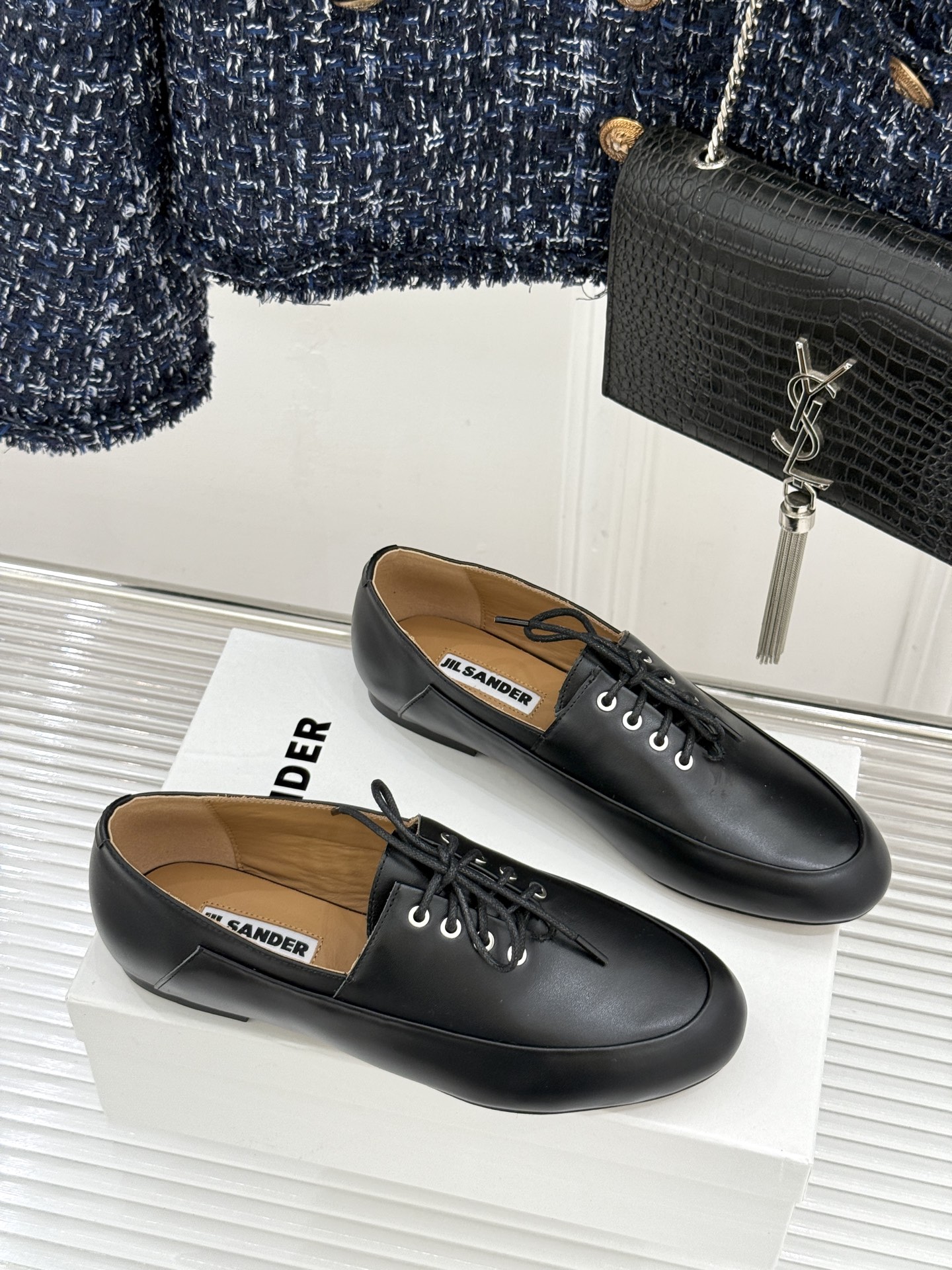 Jil Sander/吉尔桑达26WF新品极简绑带小皮鞋以极简风骨重塑日常优雅。删繁就简的利落廓形 搭配