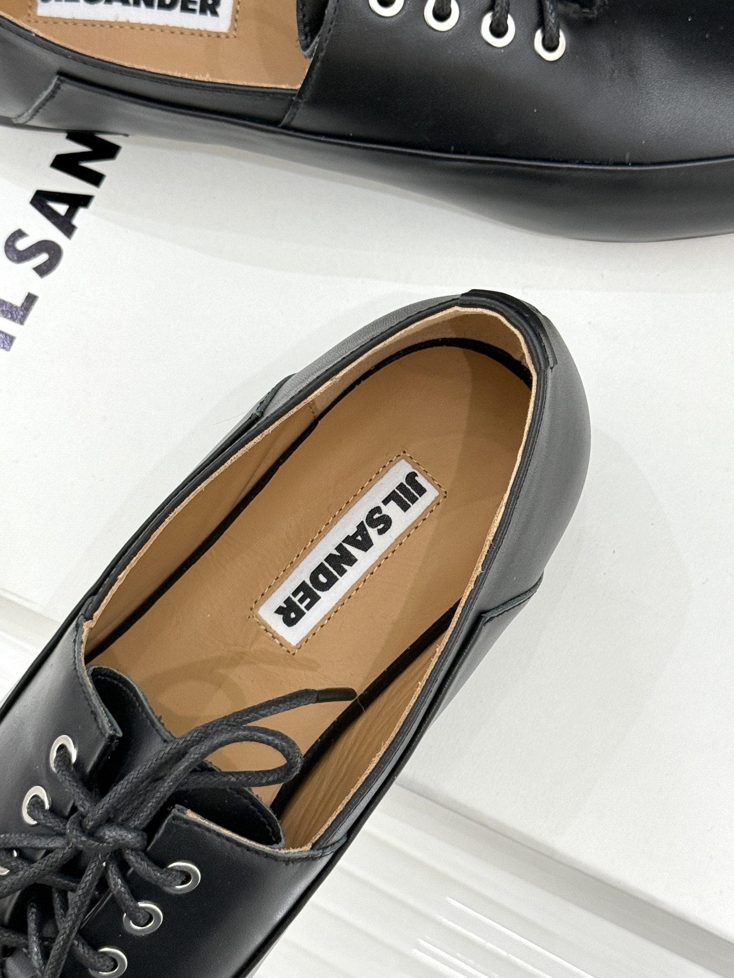 Jil Sander/吉尔桑达26WF新品极简绑带小皮鞋以极简风骨重塑日常优雅。删繁就简的利落廓形 搭配