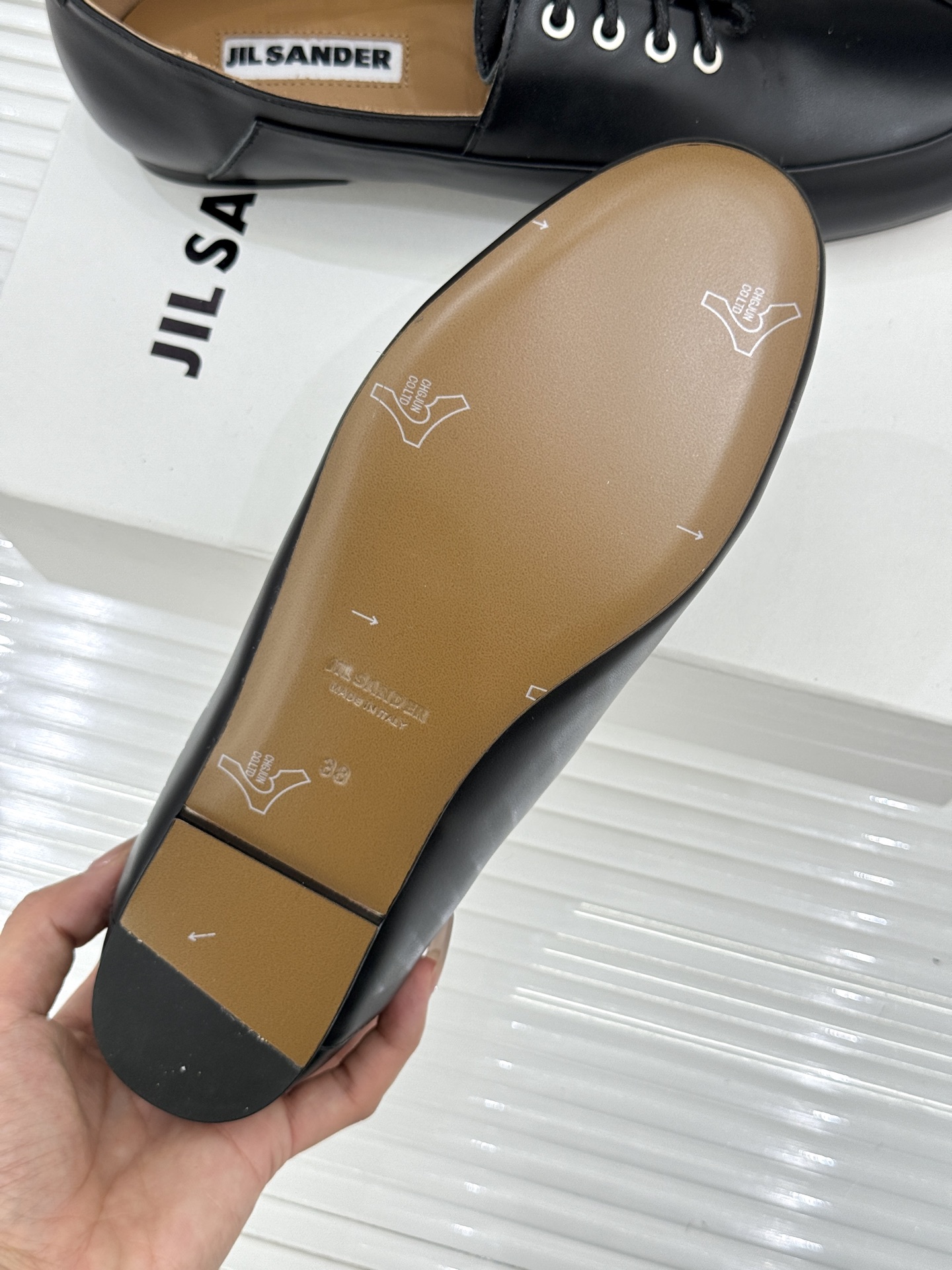 Jil Sander/吉尔桑达26WF新品极简绑带小皮鞋以极简风骨重塑日常优雅。删繁就简的利落廓形 搭配