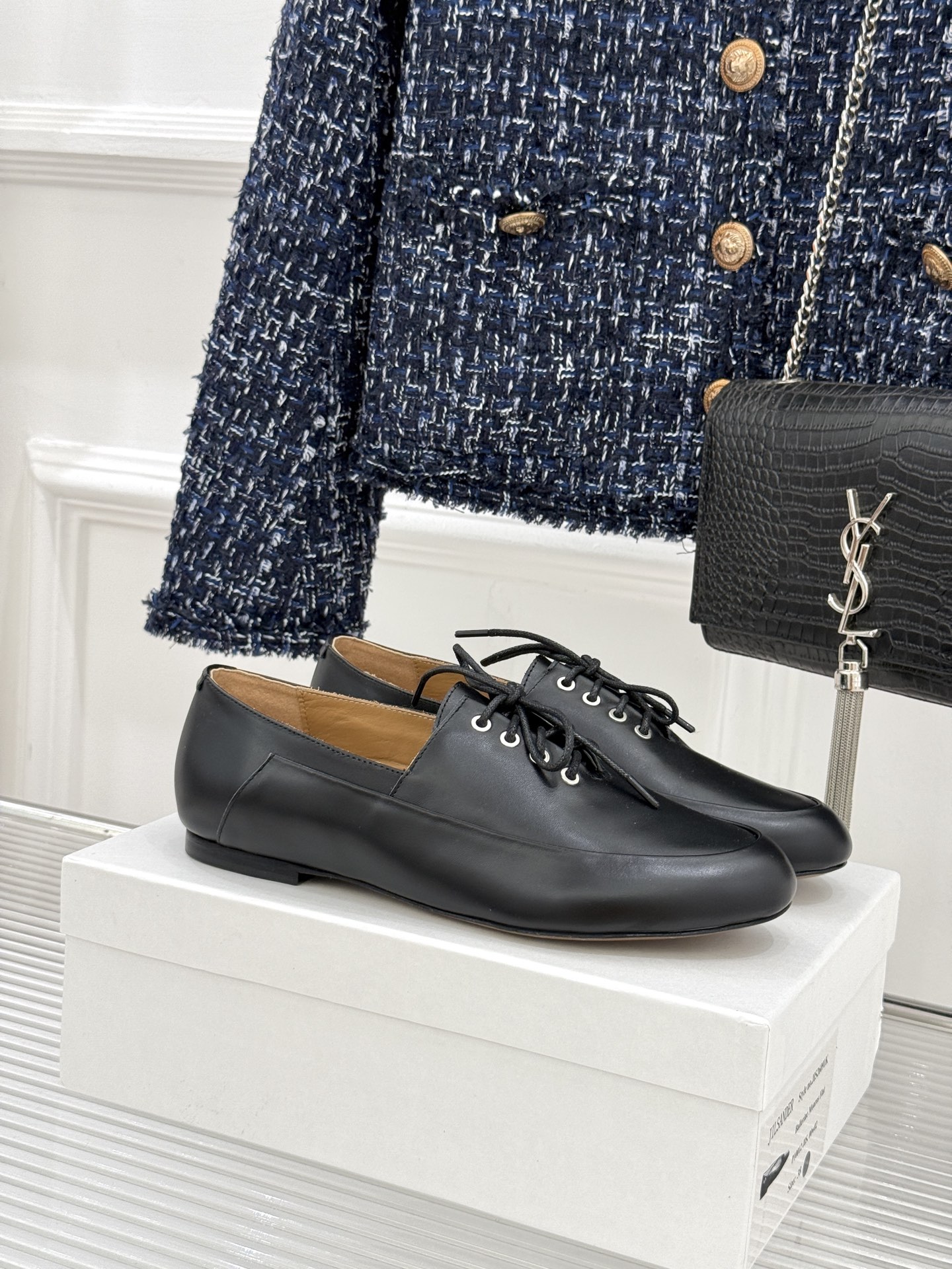 Jil Sander/吉尔桑达26WF新品极简绑带小皮鞋以极简风骨重塑日常优雅。删繁就简的利落廓形 搭配