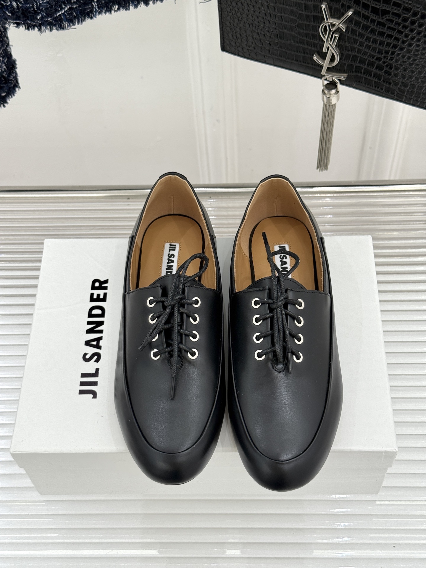 Jil Sander/吉尔桑达26WF新品极简绑带小皮鞋以极简风骨重塑日常优雅。删繁就简的利落廓形 搭配