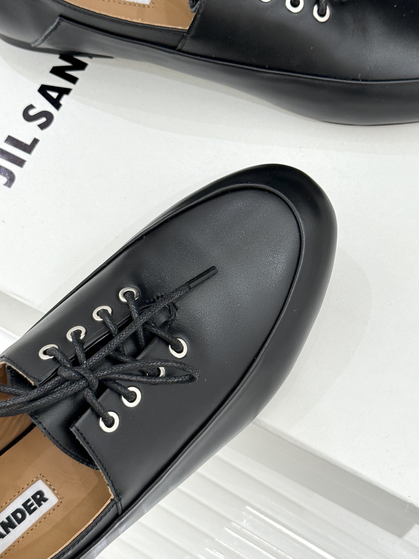 Jil Sander/吉尔桑达26WF新品极简绑带小皮鞋以极简风骨重塑日常优雅。删繁就简的利落廓形 搭配