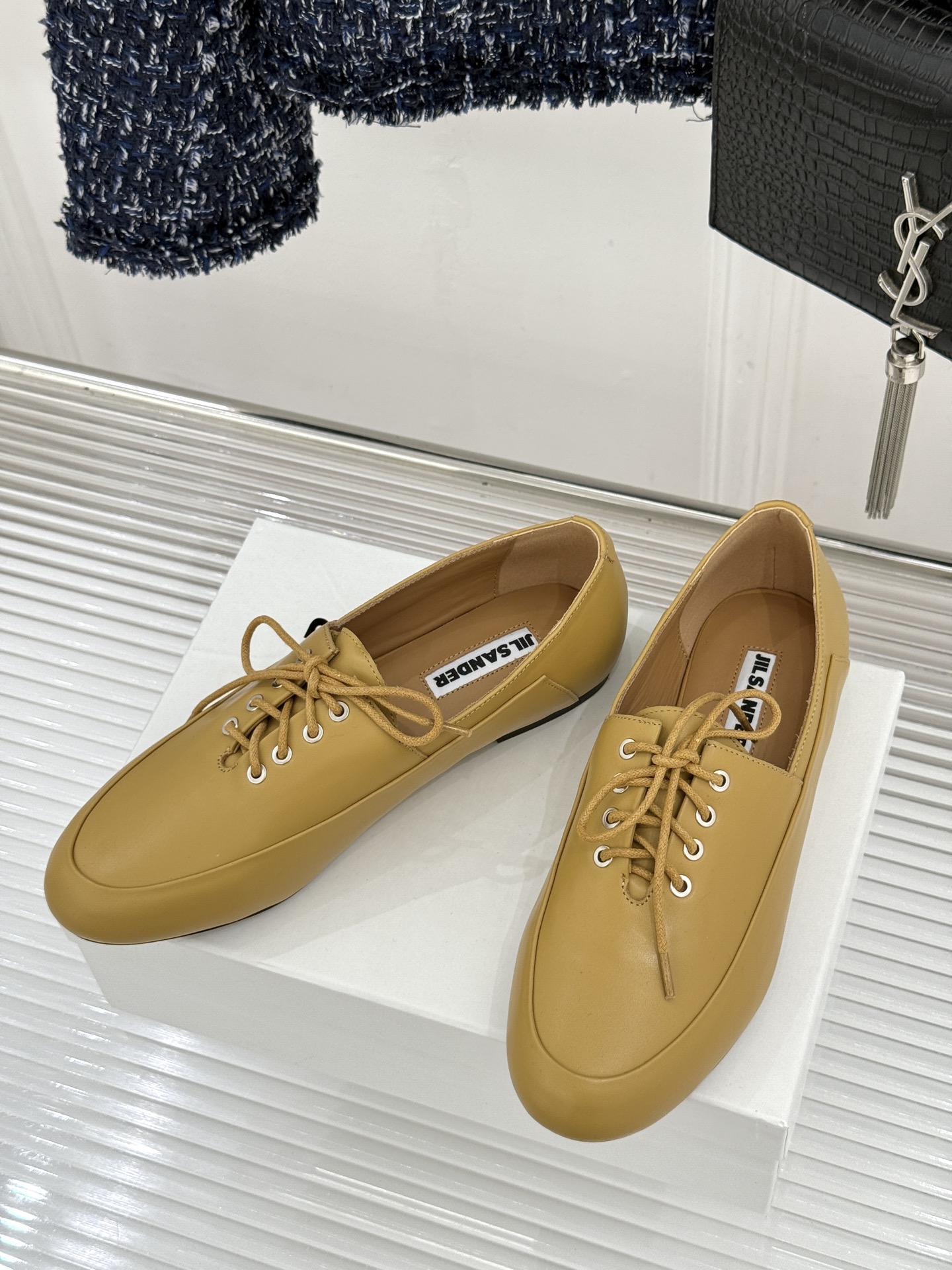 Jil Sander/吉尔桑达26WF新品极简绑带小皮鞋以极简风骨重塑日常优雅。删繁就简的利落廓形 搭配