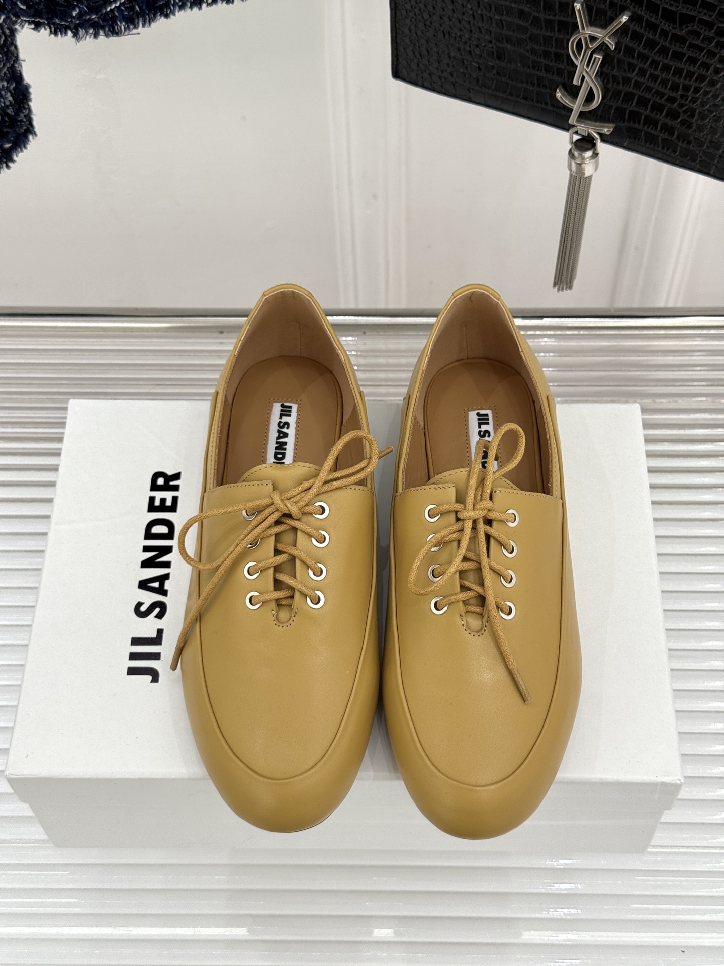 Jil Sander/吉尔桑达26WF新品极简绑带小皮鞋以极简风骨重塑日常优雅。删繁就简的利落廓形 搭配