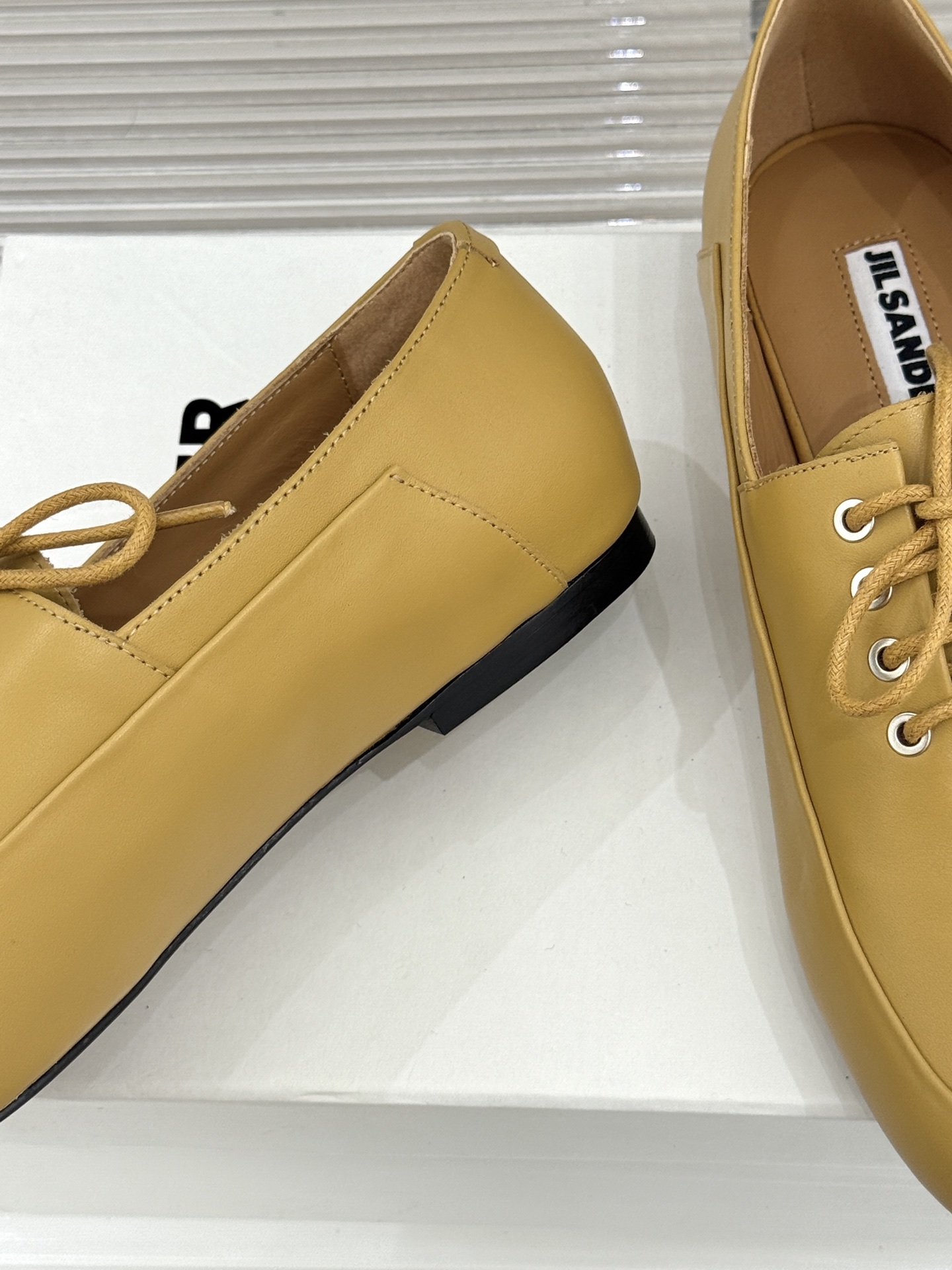 Jil Sander/吉尔桑达26WF新品极简绑带小皮鞋以极简风骨重塑日常优雅。删繁就简的利落廓形 搭配