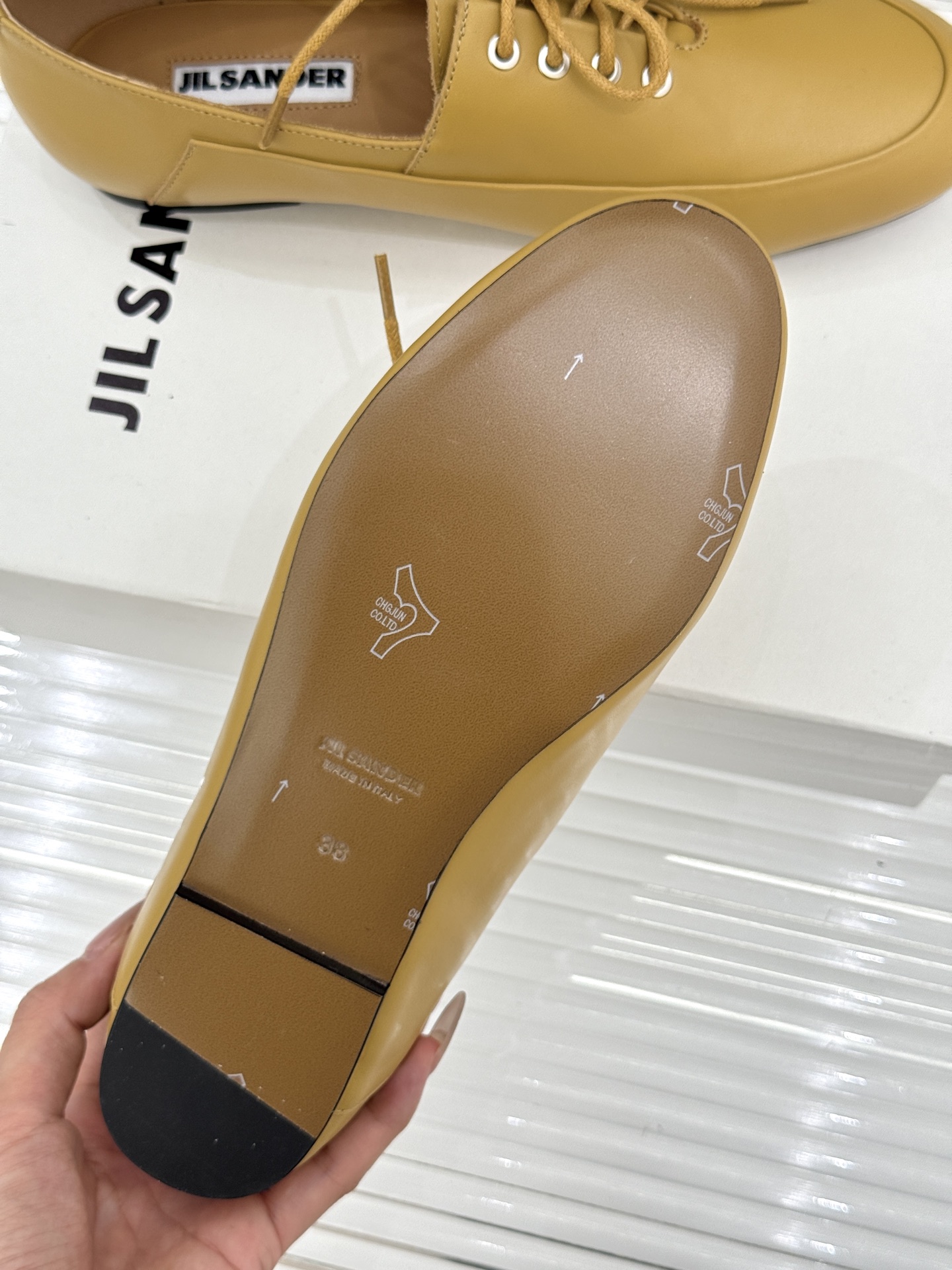 Jil Sander/吉尔桑达26WF新品极简绑带小皮鞋以极简风骨重塑日常优雅。删繁就简的利落廓形 搭配