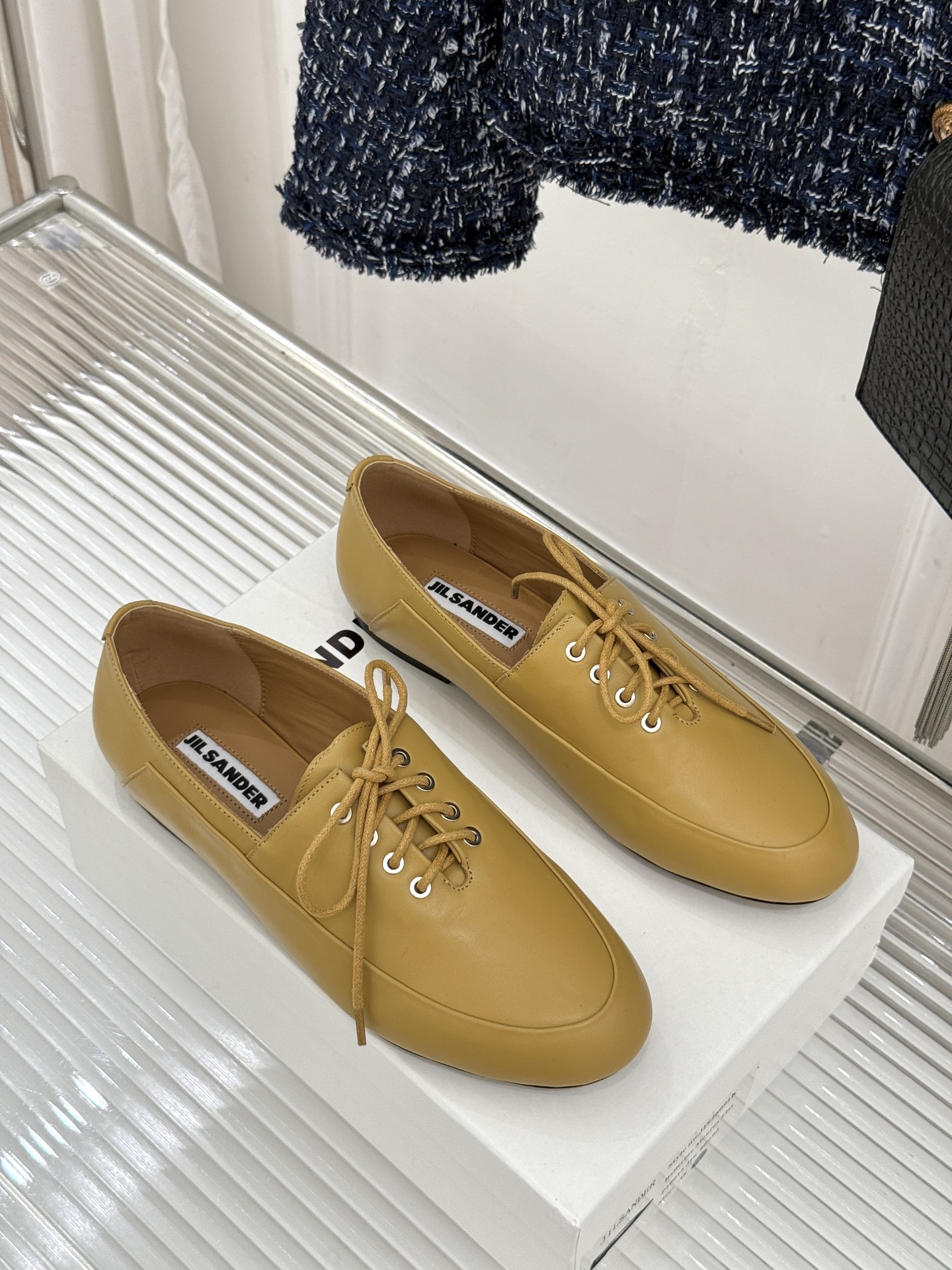 Jil Sander/吉尔桑达26WF新品极简绑带小皮鞋以极简风骨重塑日常优雅。删繁就简的利落廓形 搭配