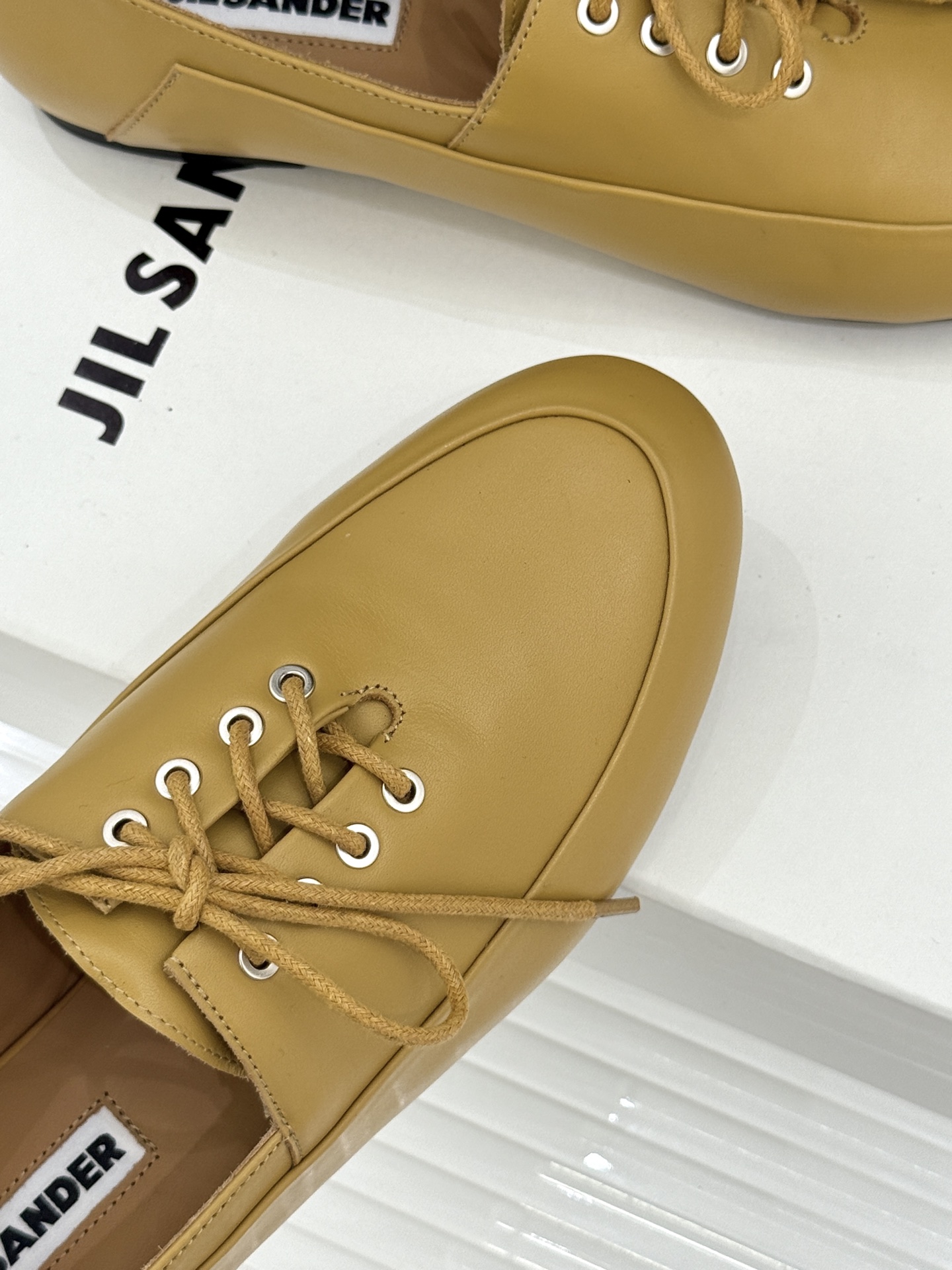 Jil Sander/吉尔桑达26WF新品极简绑带小皮鞋以极简风骨重塑日常优雅。删繁就简的利落廓形 搭配