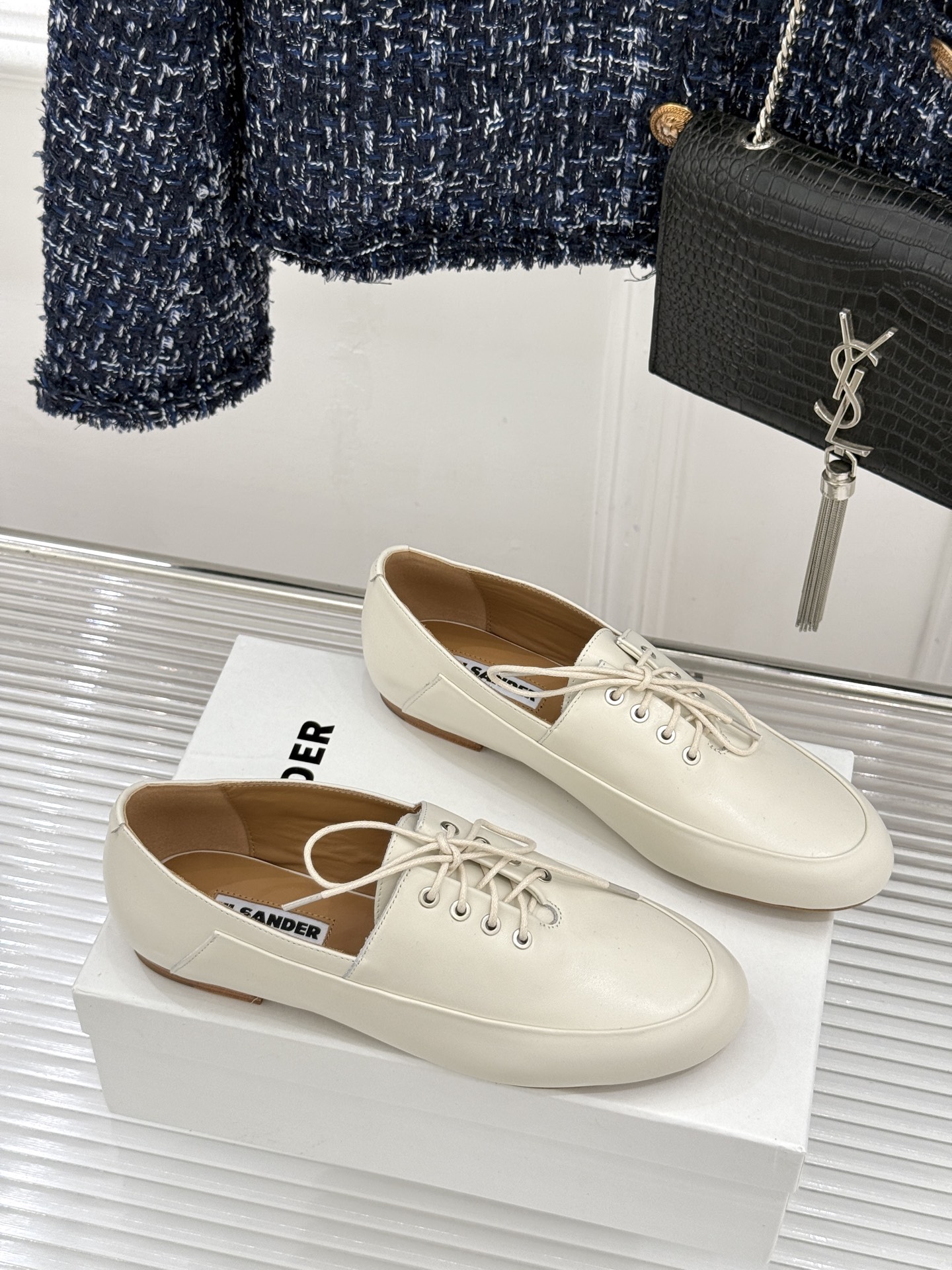 Jil Sander/吉尔桑达26WF新品极简绑带小皮鞋以极简风骨重塑日常优雅。删繁就简的利落廓形 搭配