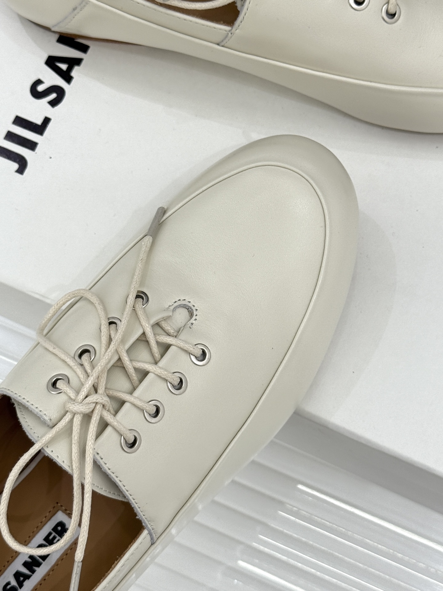 Jil Sander/吉尔桑达26WF新品极简绑带小皮鞋以极简风骨重塑日常优雅。删繁就简的利落廓形 搭配