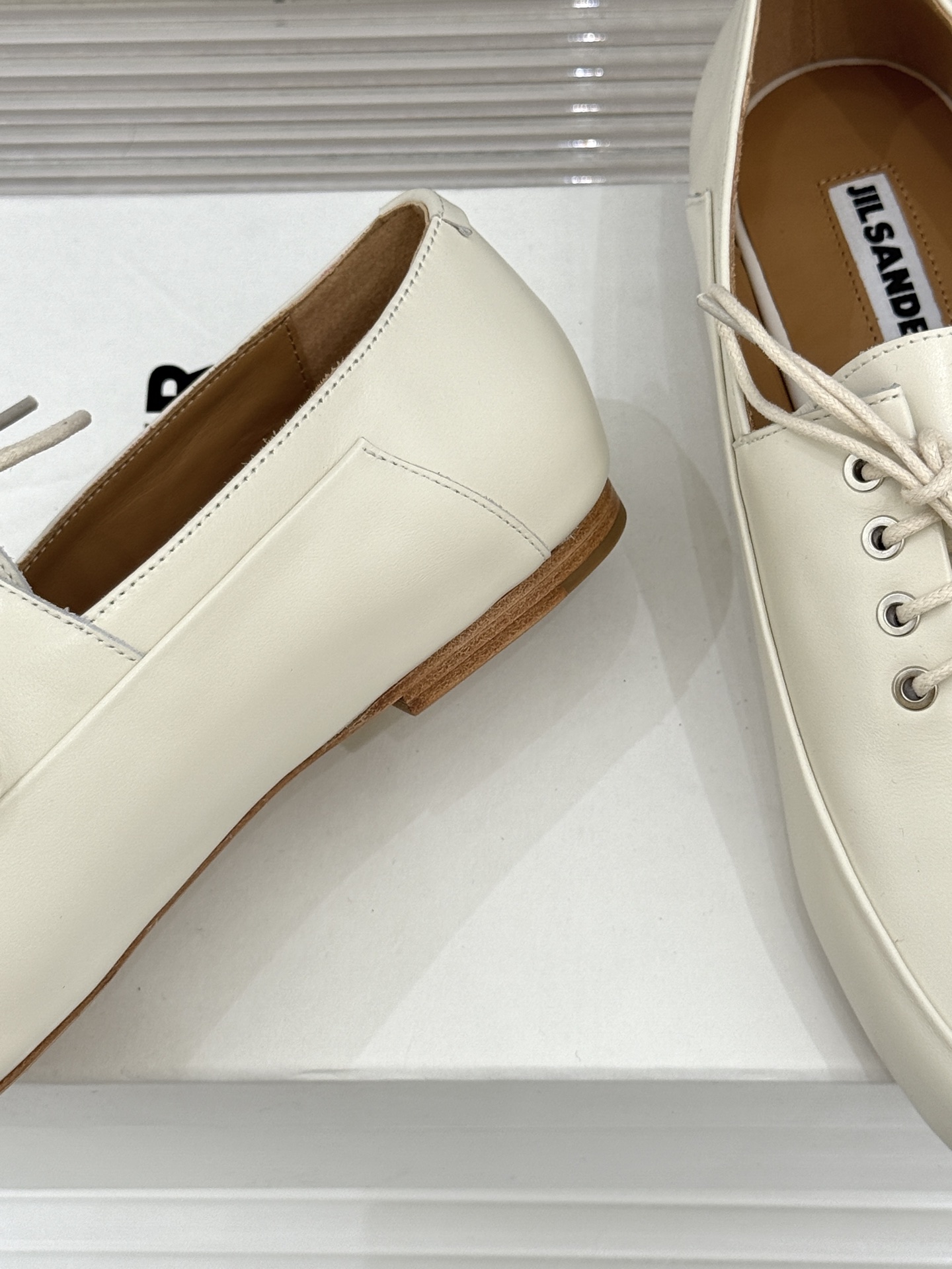 Jil Sander/吉尔桑达26WF新品极简绑带小皮鞋以极简风骨重塑日常优雅。删繁就简的利落廓形 搭配