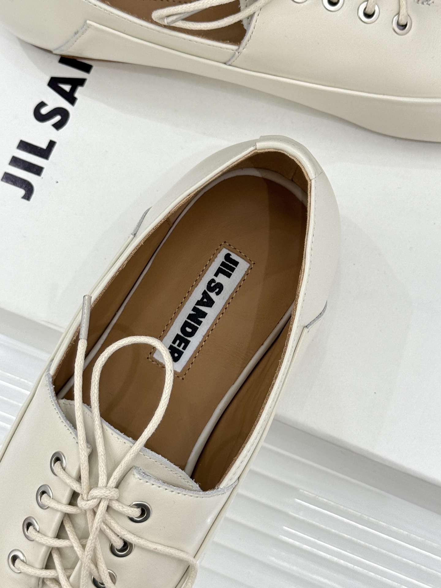 Jil Sander/吉尔桑达26WF新品极简绑带小皮鞋以极简风骨重塑日常优雅。删繁就简的利落廓形 搭配