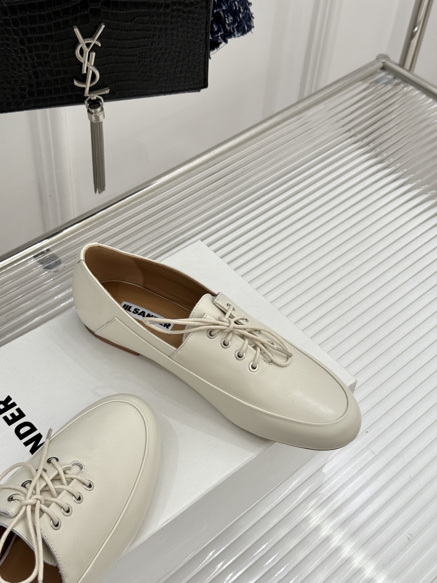 Jil Sander/吉尔桑达26WF新品极简绑带小皮鞋以极简风骨重塑日常优雅。删繁就简的利落廓形 搭配