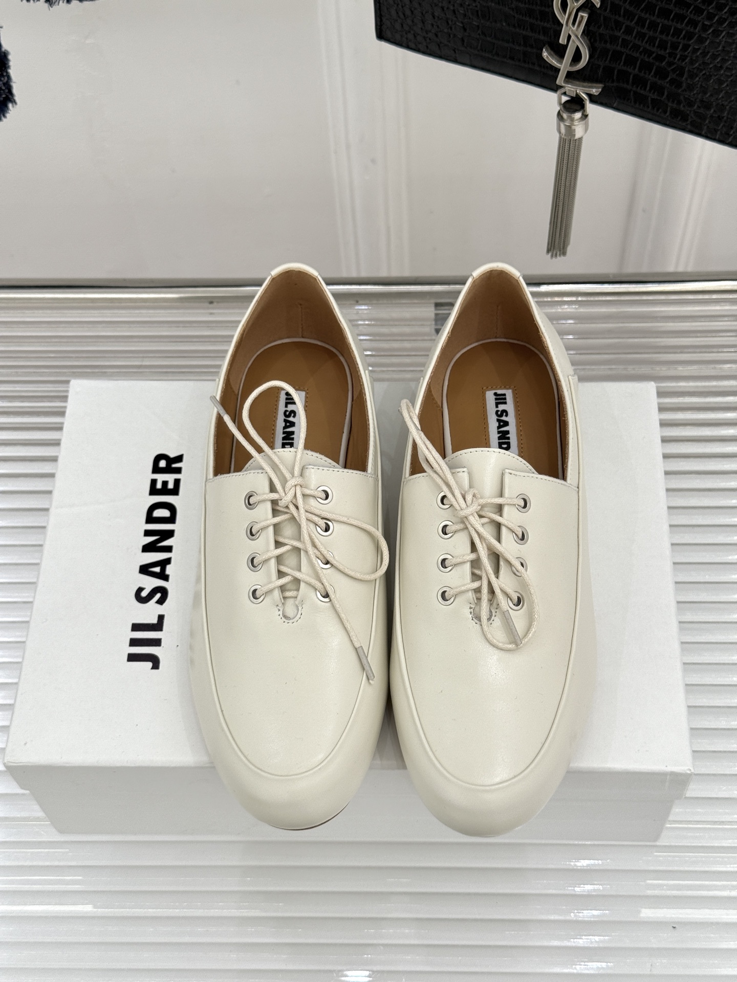 Jil Sander/吉尔桑达26WF新品极简绑带小皮鞋以极简风骨重塑日常优雅。删繁就简的利落廓形 搭配