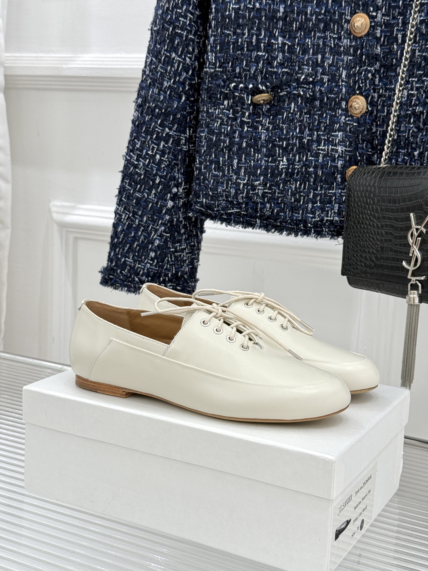 Jil Sander/吉尔桑达26WF新品极简绑带小皮鞋以极简风骨重塑日常优雅。删繁就简的利落廓形 搭配