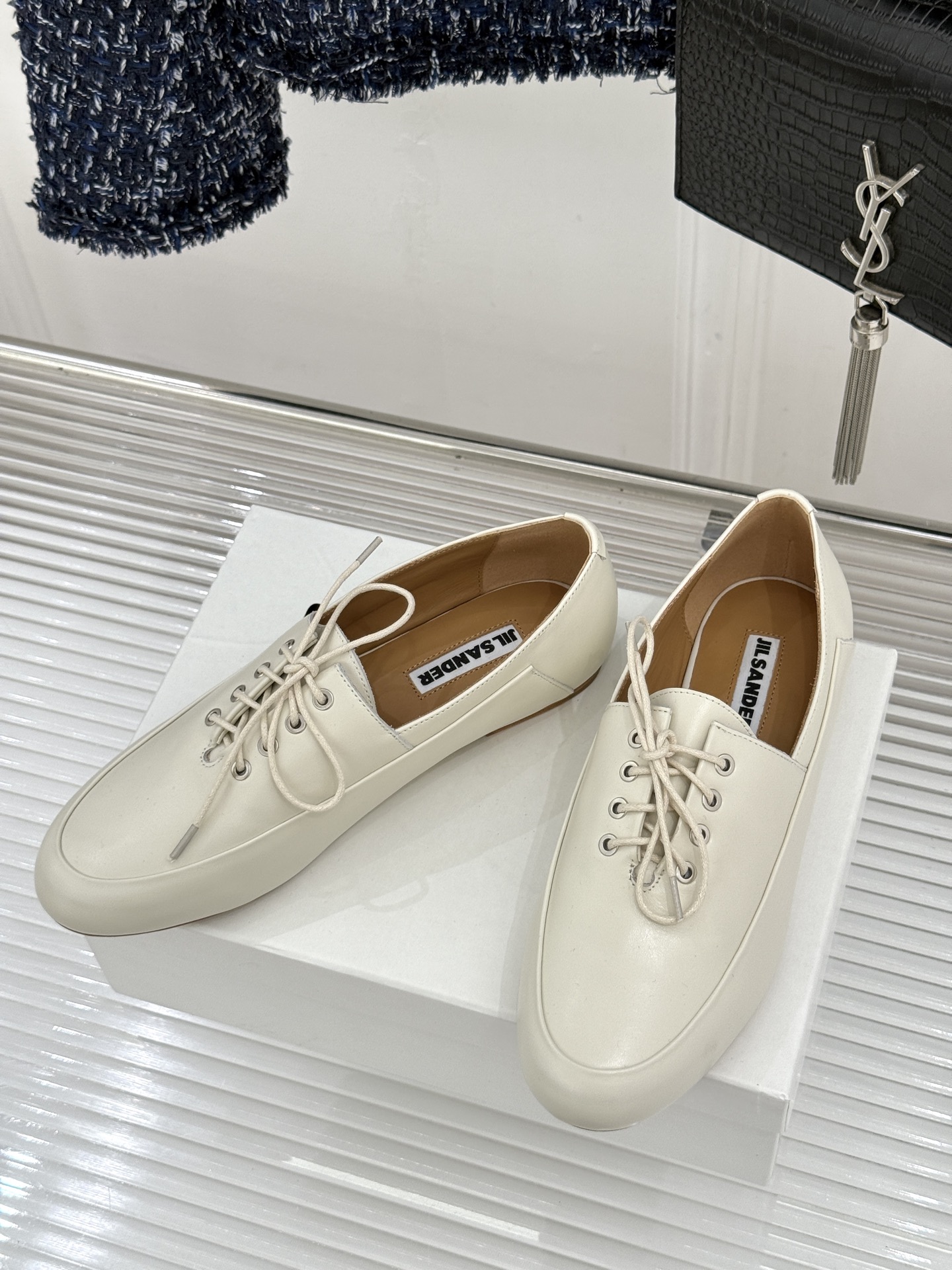 Jil Sander/吉尔桑达26WF新品极简绑带小皮鞋以极简风骨重塑日常优雅。删繁就简的利落廓形 搭配