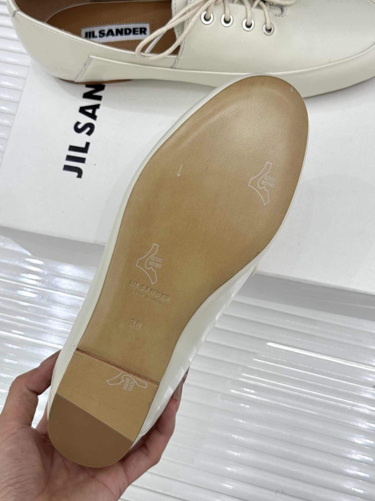 Jil Sander/吉尔桑达26WF新品极简绑带小皮鞋以极简风骨重塑日常优雅。删繁就简的利落廓形 搭配