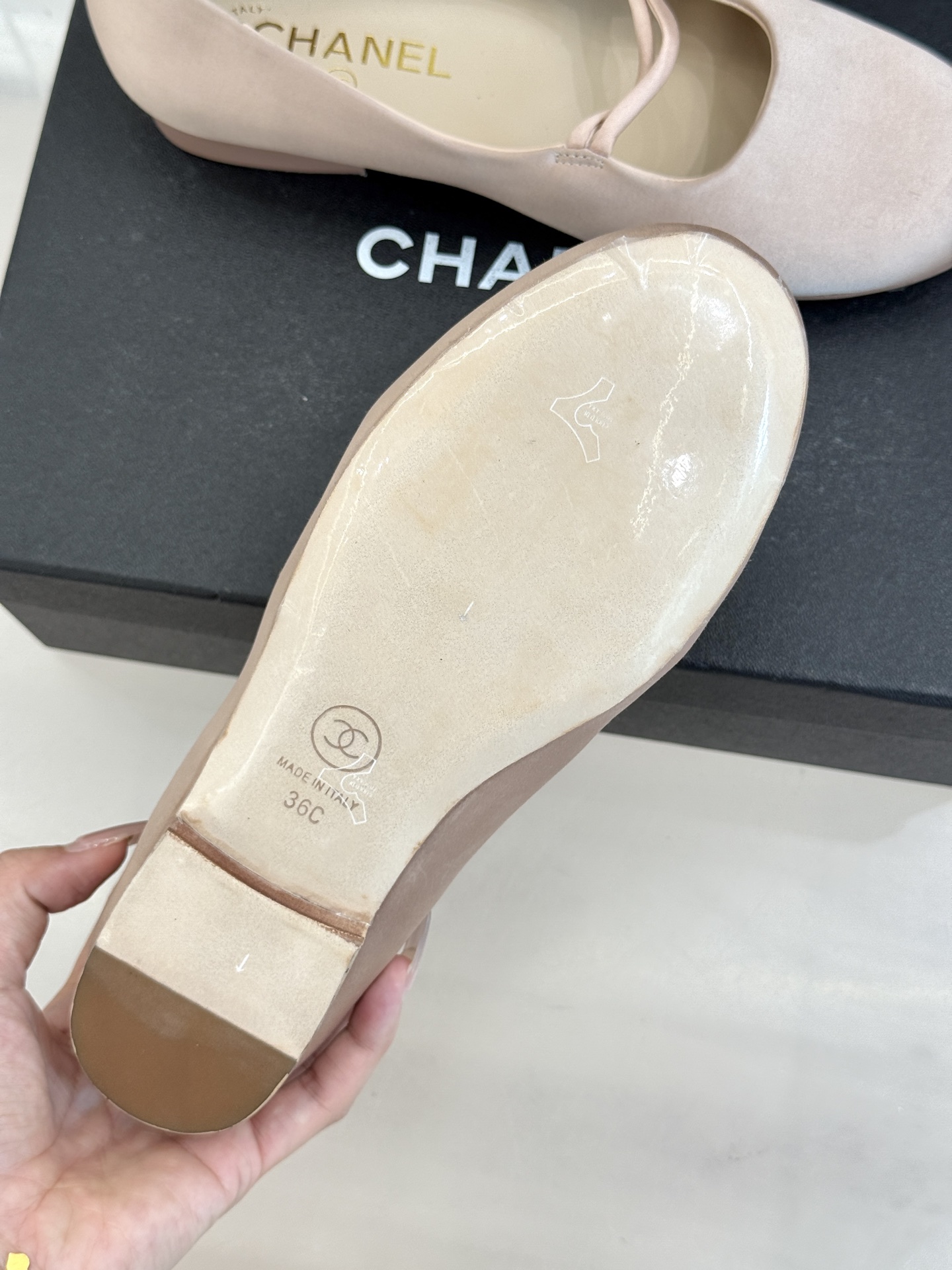 CHANE* ｜小香经典双C珍珠平底玛丽珍鞋将法式复古与优雅气质完美融合。经典圆头版型温柔包裹脚型软糯羊