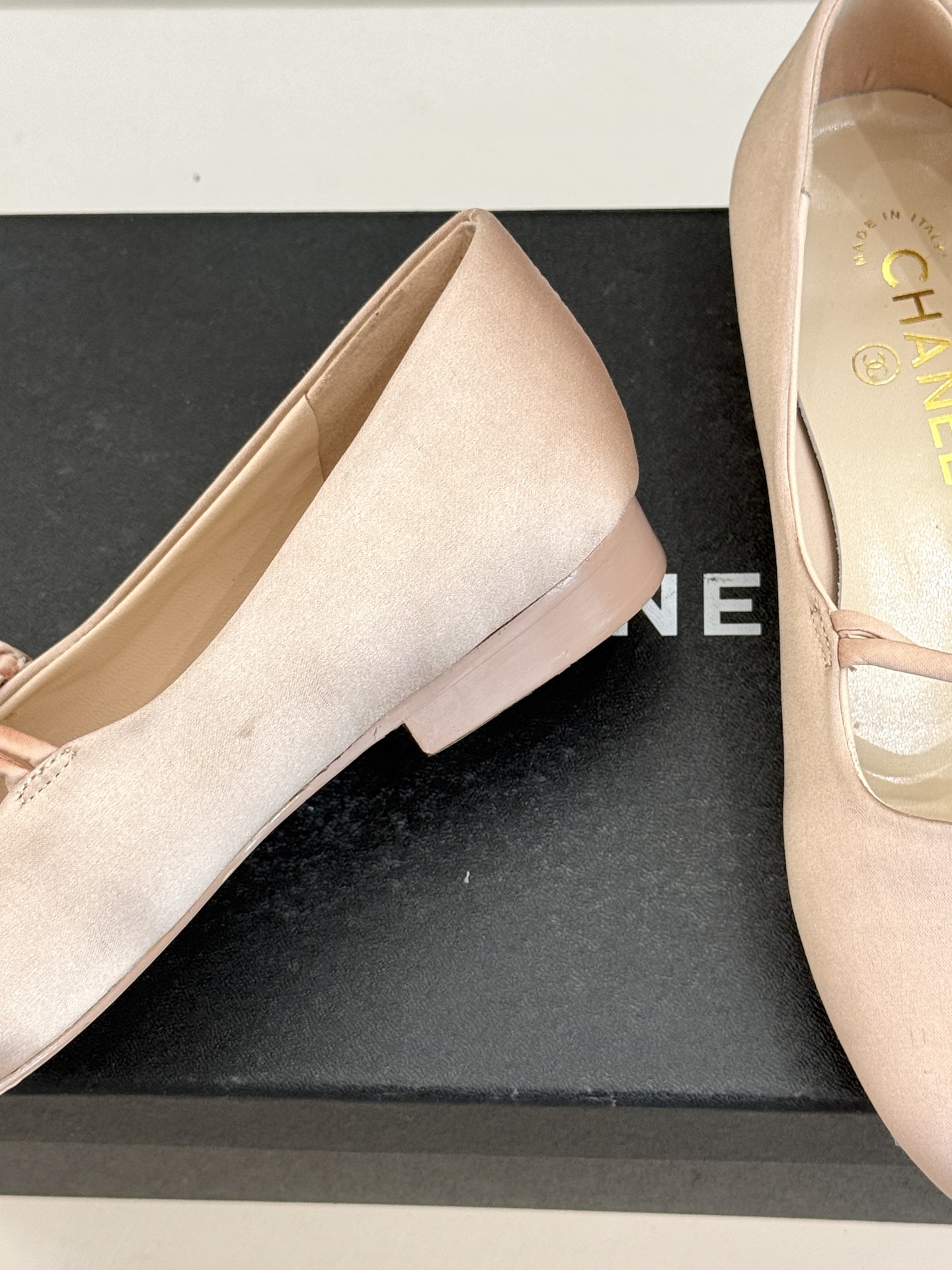 CHANE* ｜小香经典双C珍珠平底玛丽珍鞋将法式复古与优雅气质完美融合。经典圆头版型温柔包裹脚型软糯羊