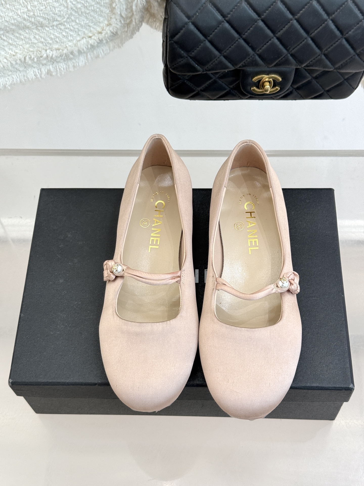 CHANE* ｜小香经典双C珍珠平底玛丽珍鞋将法式复古与优雅气质完美融合。经典圆头版型温柔包裹脚型软糯羊