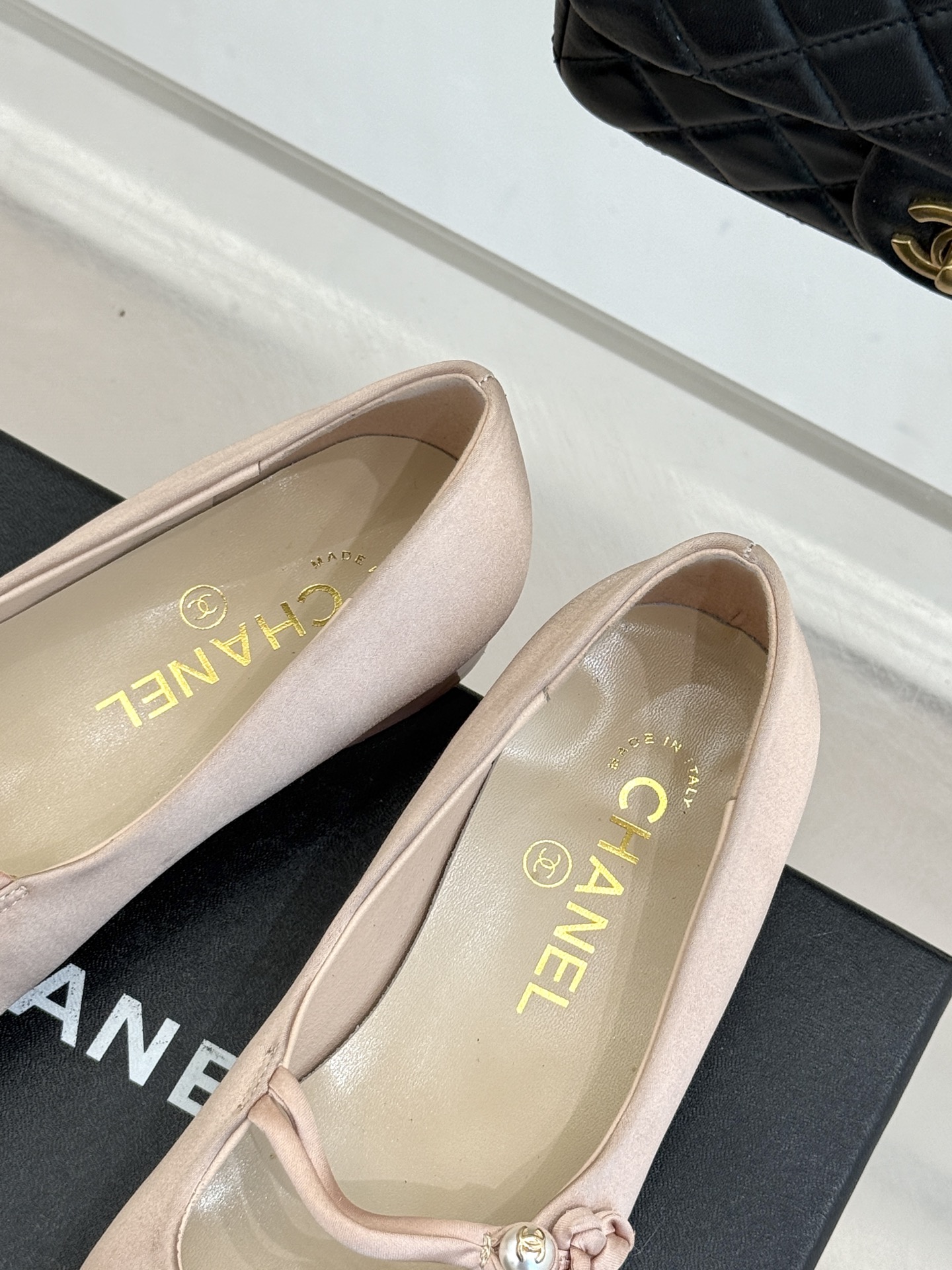 CHANE* ｜小香经典双C珍珠平底玛丽珍鞋将法式复古与优雅气质完美融合。经典圆头版型温柔包裹脚型软糯羊