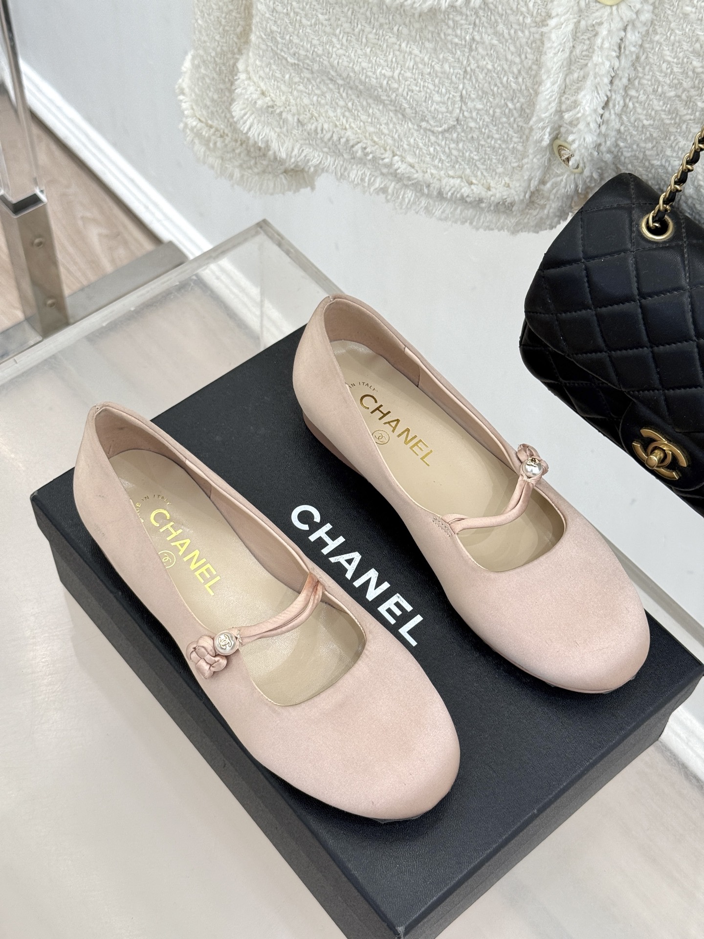 CHANE* ｜小香经典双C珍珠平底玛丽珍鞋将法式复古与优雅气质完美融合。经典圆头版型温柔包裹脚型软糯羊