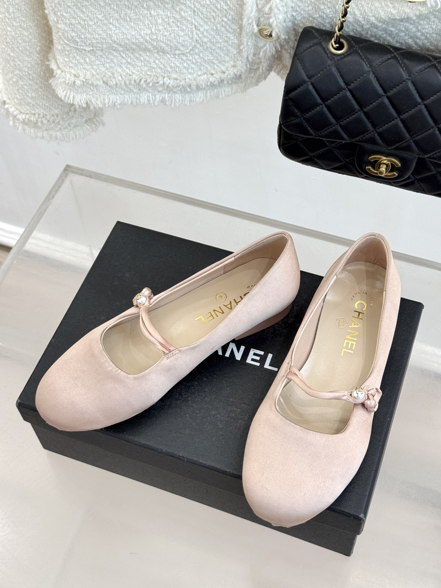 CHANE* ｜小香经典双C珍珠平底玛丽珍鞋将法式复古与优雅气质完美融合。经典圆头版型温柔包裹脚型软糯羊