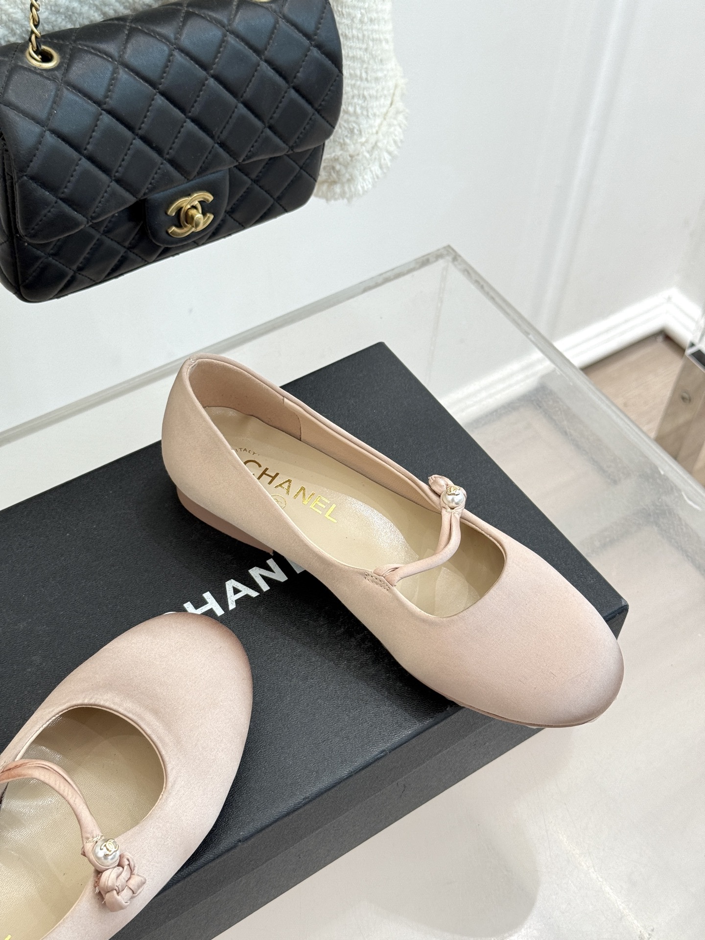 CHANE* ｜小香经典双C珍珠平底玛丽珍鞋将法式复古与优雅气质完美融合。经典圆头版型温柔包裹脚型软糯羊