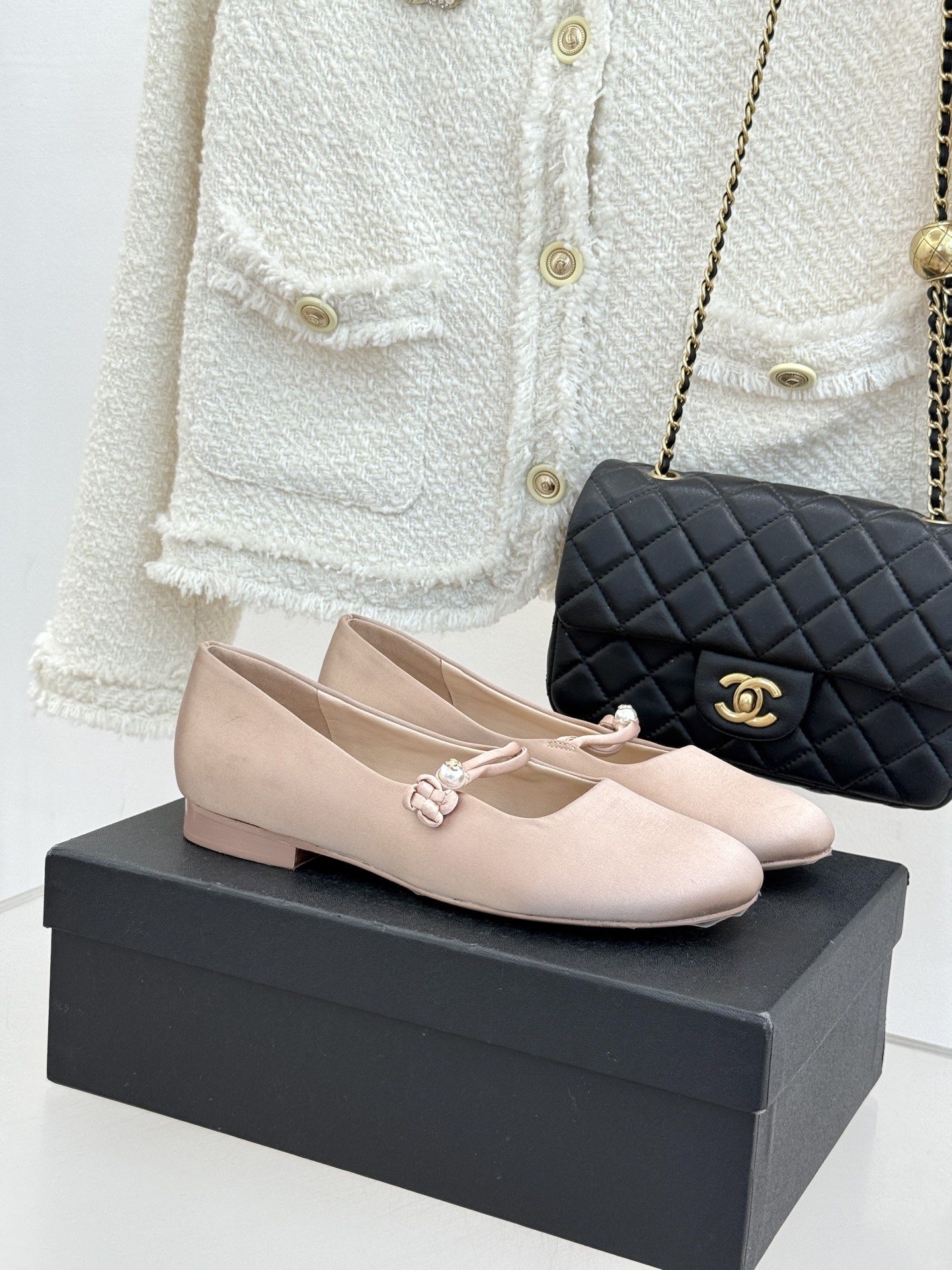 CHANE* ｜小香经典双C珍珠平底玛丽珍鞋将法式复古与优雅气质完美融合。经典圆头版型温柔包裹脚型软糯羊