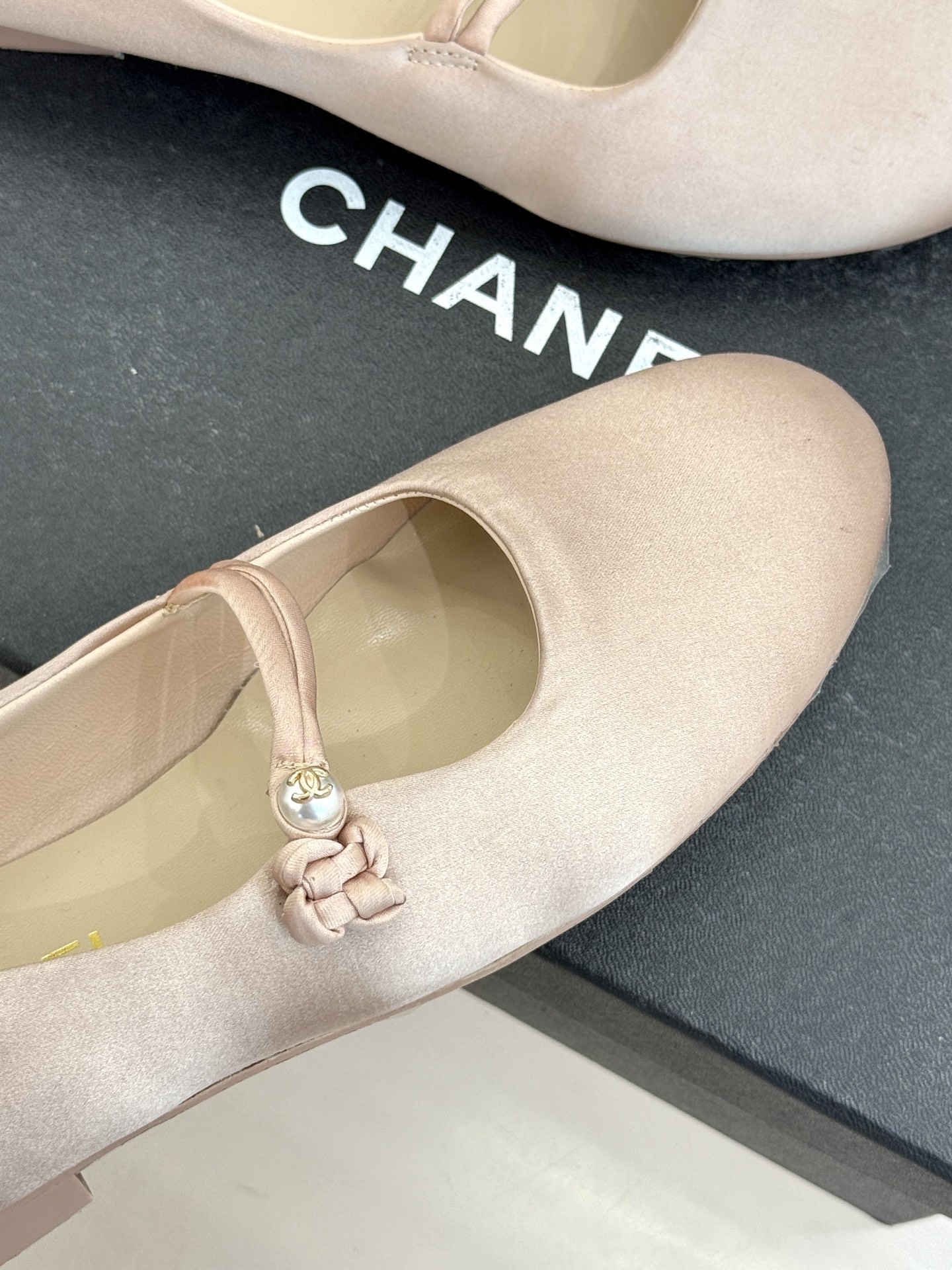 CHANE* ｜小香经典双C珍珠平底玛丽珍鞋将法式复古与优雅气质完美融合。经典圆头版型温柔包裹脚型软糯羊