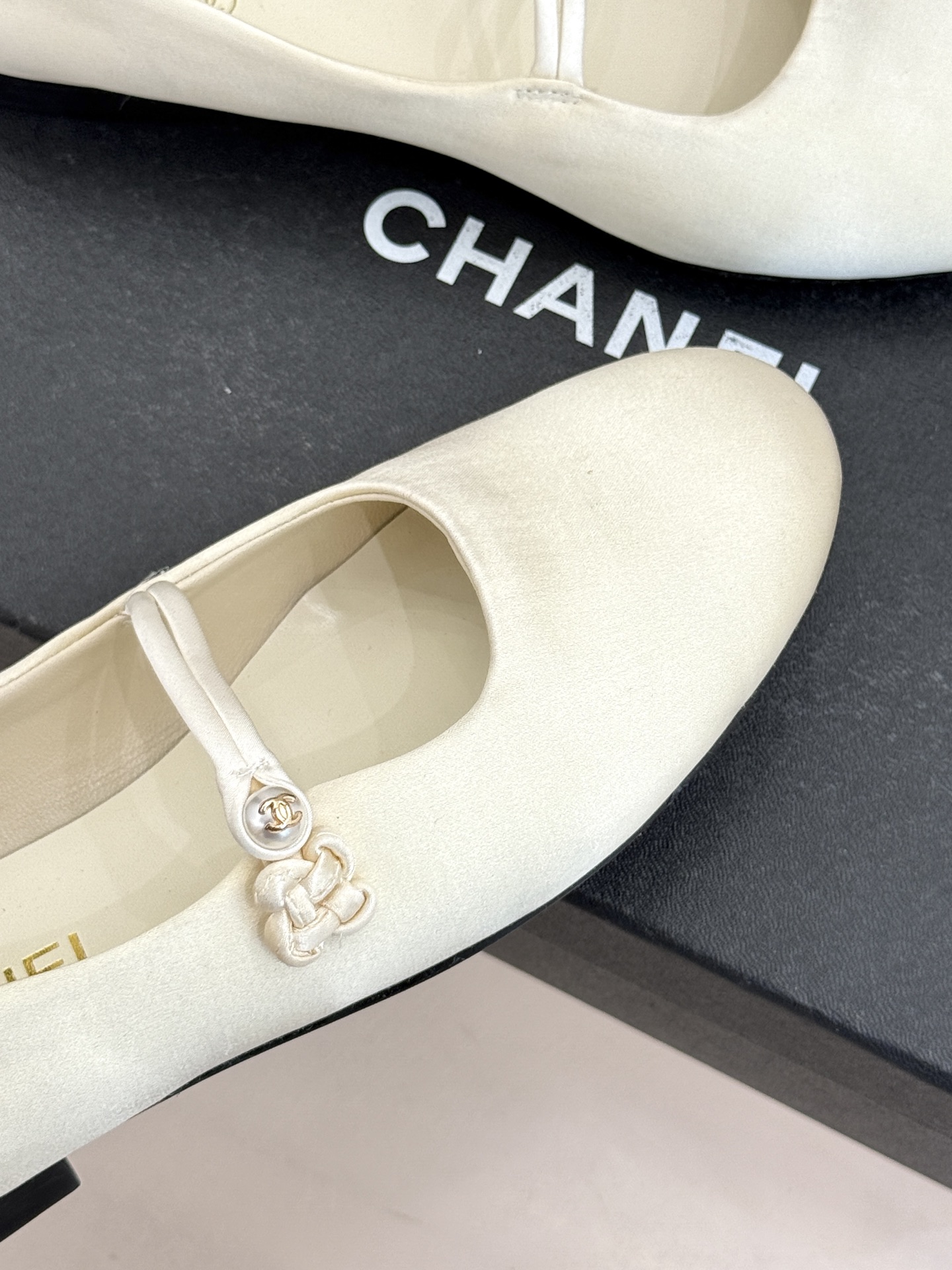 CHANE* ｜小香经典双C珍珠平底玛丽珍鞋将法式复古与优雅气质完美融合。经典圆头版型温柔包裹脚型软糯羊