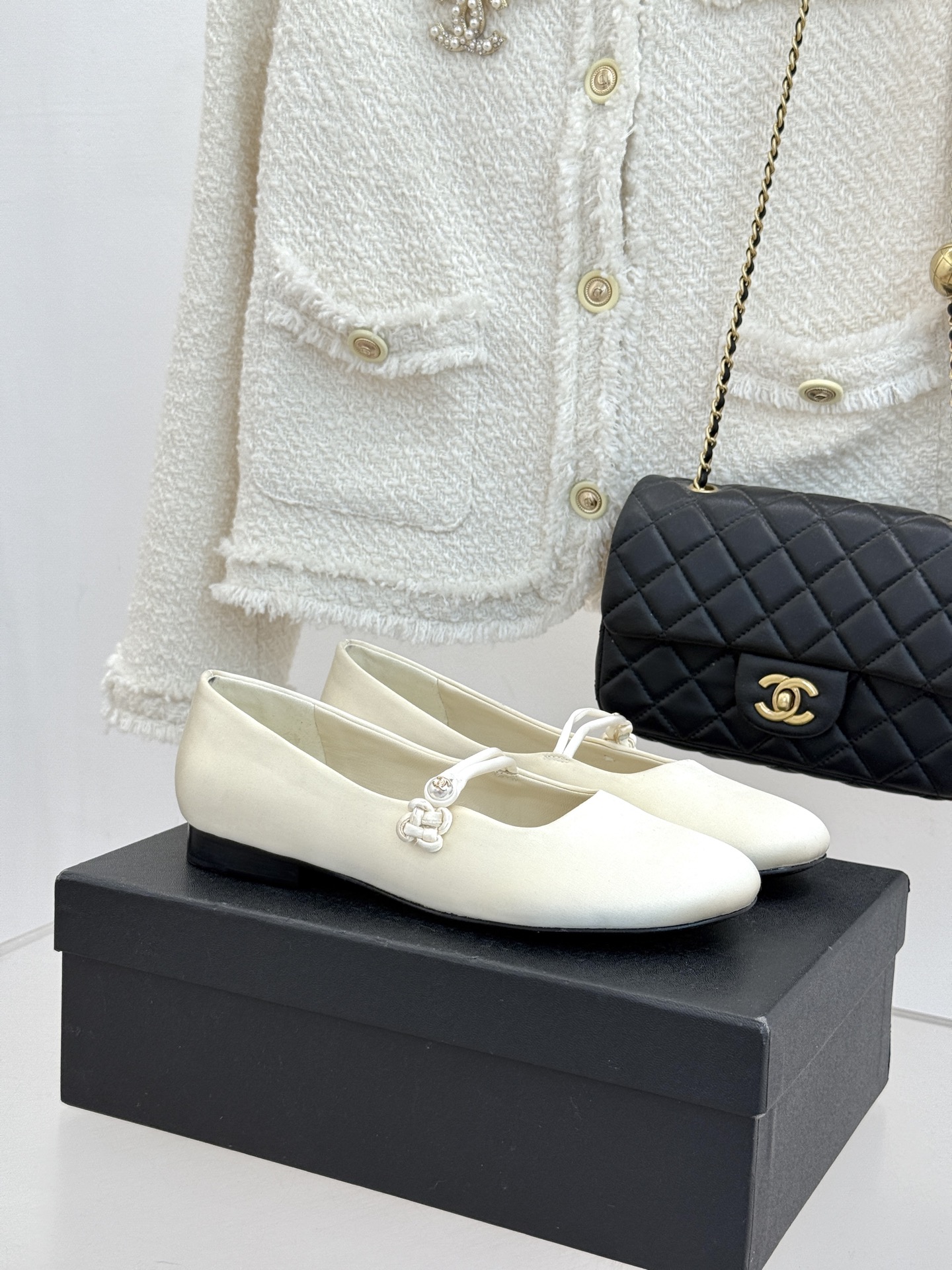 CHANE* ｜小香经典双C珍珠平底玛丽珍鞋将法式复古与优雅气质完美融合。经典圆头版型温柔包裹脚型软糯羊