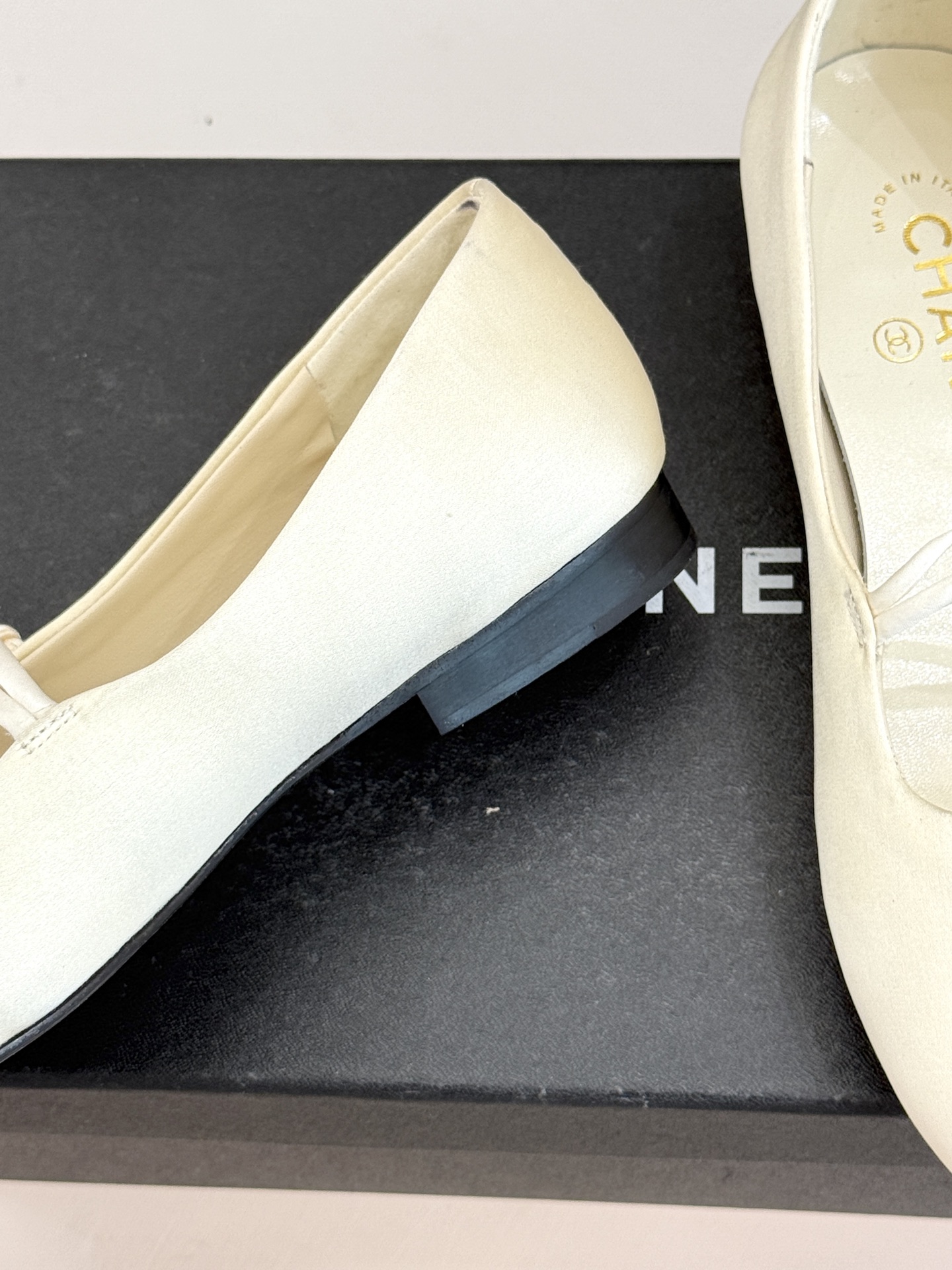 CHANE* ｜小香经典双C珍珠平底玛丽珍鞋将法式复古与优雅气质完美融合。经典圆头版型温柔包裹脚型软糯羊