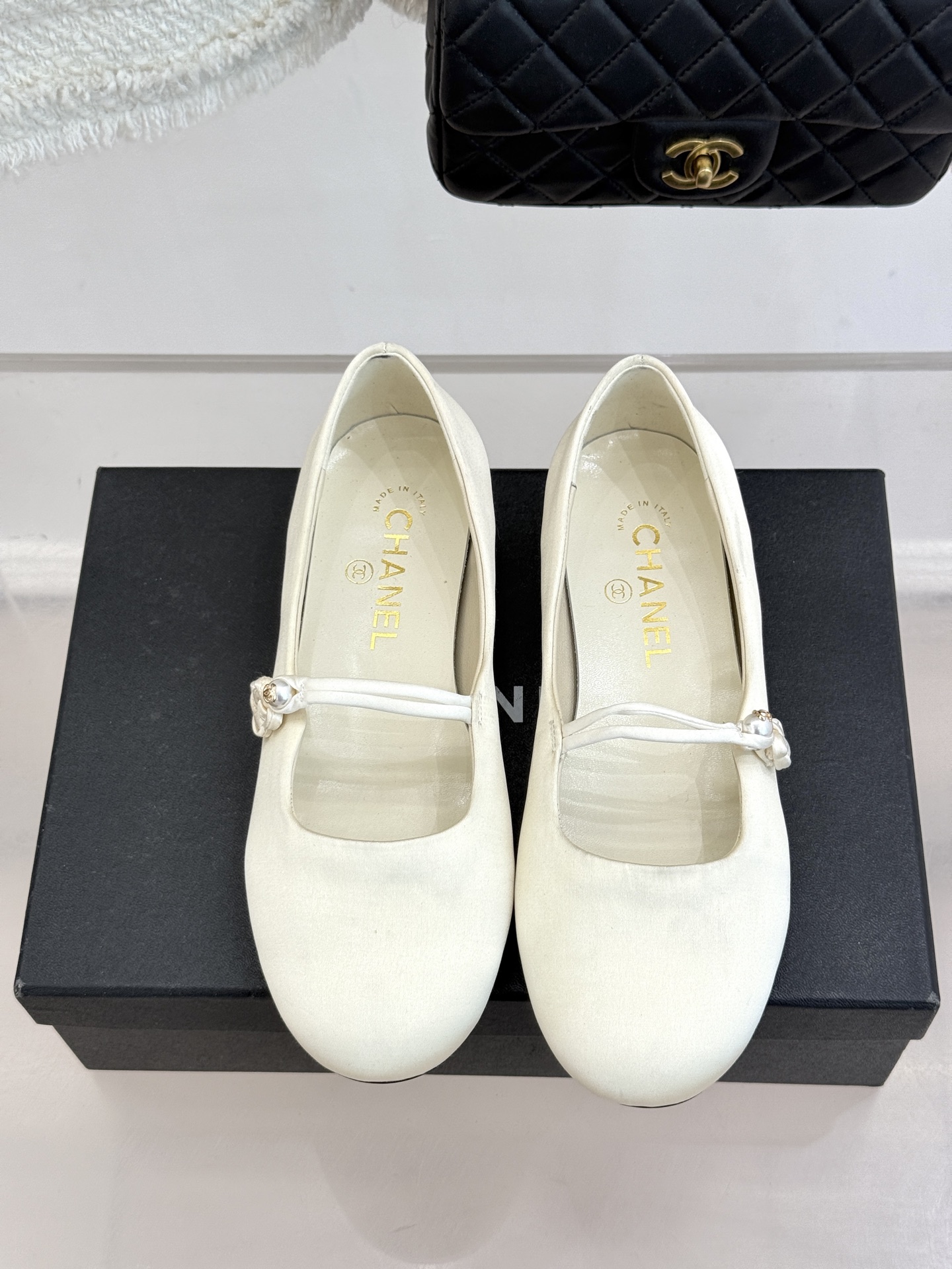 CHANE* ｜小香经典双C珍珠平底玛丽珍鞋将法式复古与优雅气质完美融合。经典圆头版型温柔包裹脚型软糯羊