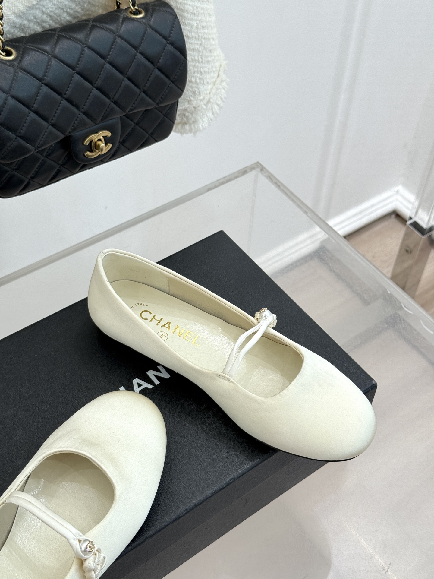 CHANE* ｜小香经典双C珍珠平底玛丽珍鞋将法式复古与优雅气质完美融合。经典圆头版型温柔包裹脚型软糯羊