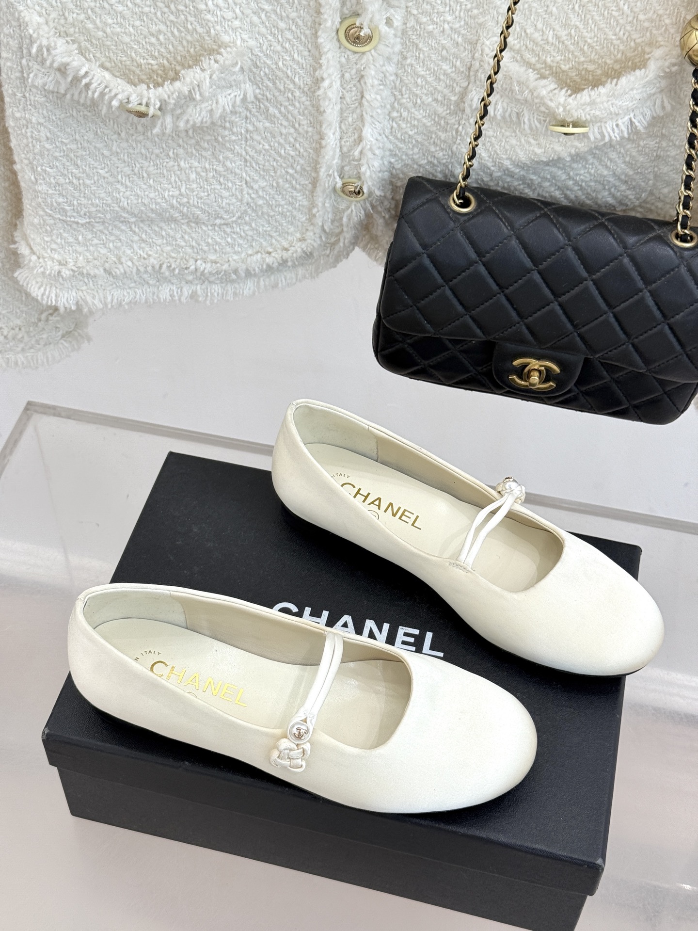 CHANE* ｜小香经典双C珍珠平底玛丽珍鞋将法式复古与优雅气质完美融合。经典圆头版型温柔包裹脚型软糯羊