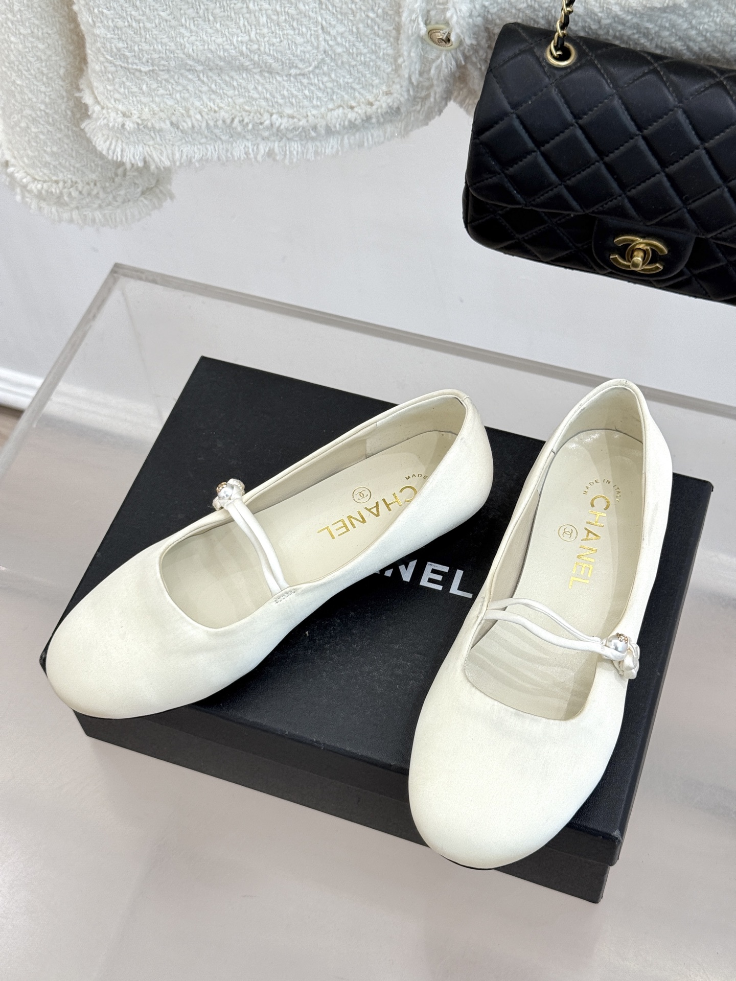 CHANE* ｜小香经典双C珍珠平底玛丽珍鞋将法式复古与优雅气质完美融合。经典圆头版型温柔包裹脚型软糯羊