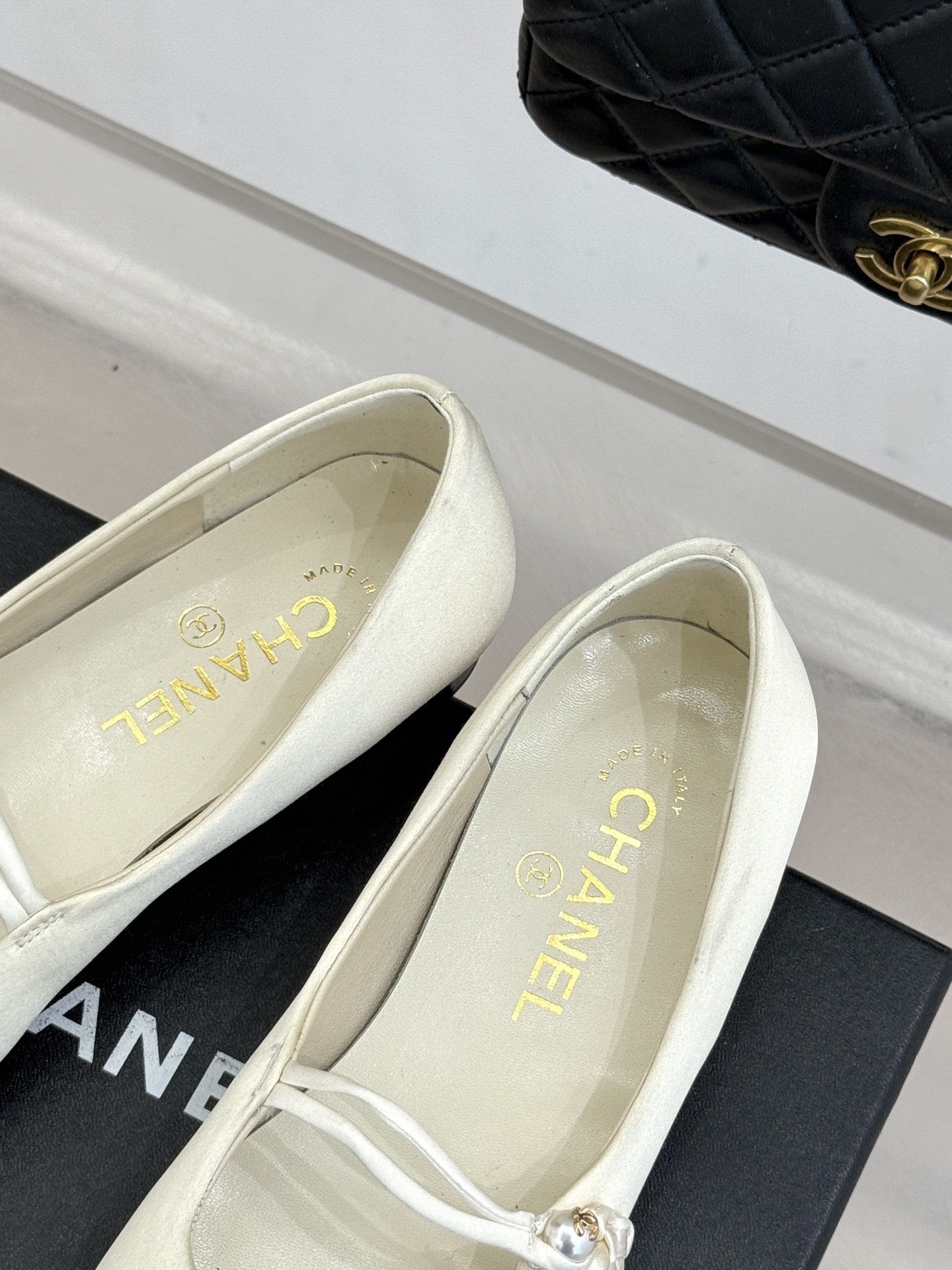 CHANE* ｜小香经典双C珍珠平底玛丽珍鞋将法式复古与优雅气质完美融合。经典圆头版型温柔包裹脚型软糯羊