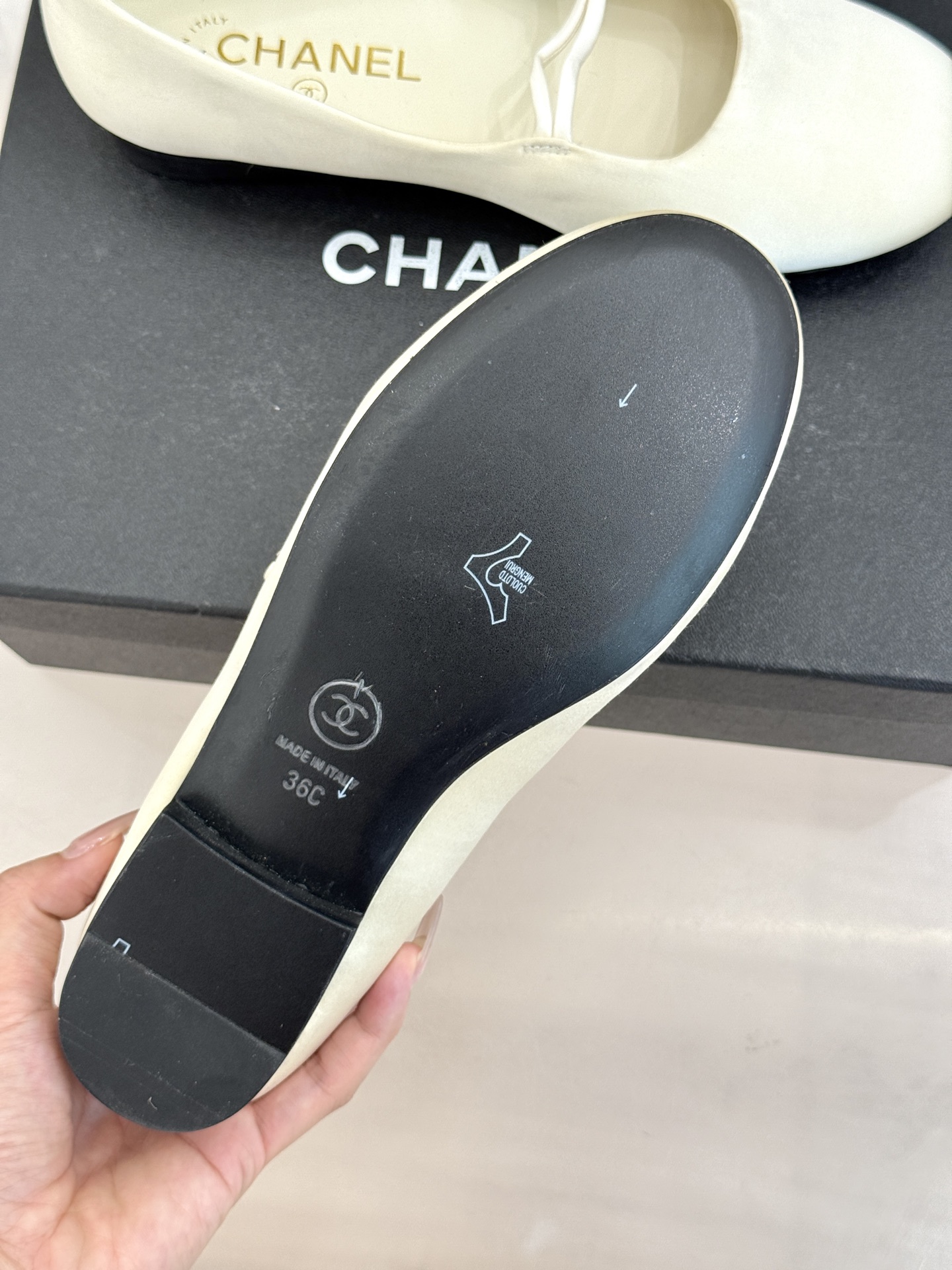 CHANE* ｜小香经典双C珍珠平底玛丽珍鞋将法式复古与优雅气质完美融合。经典圆头版型温柔包裹脚型软糯羊