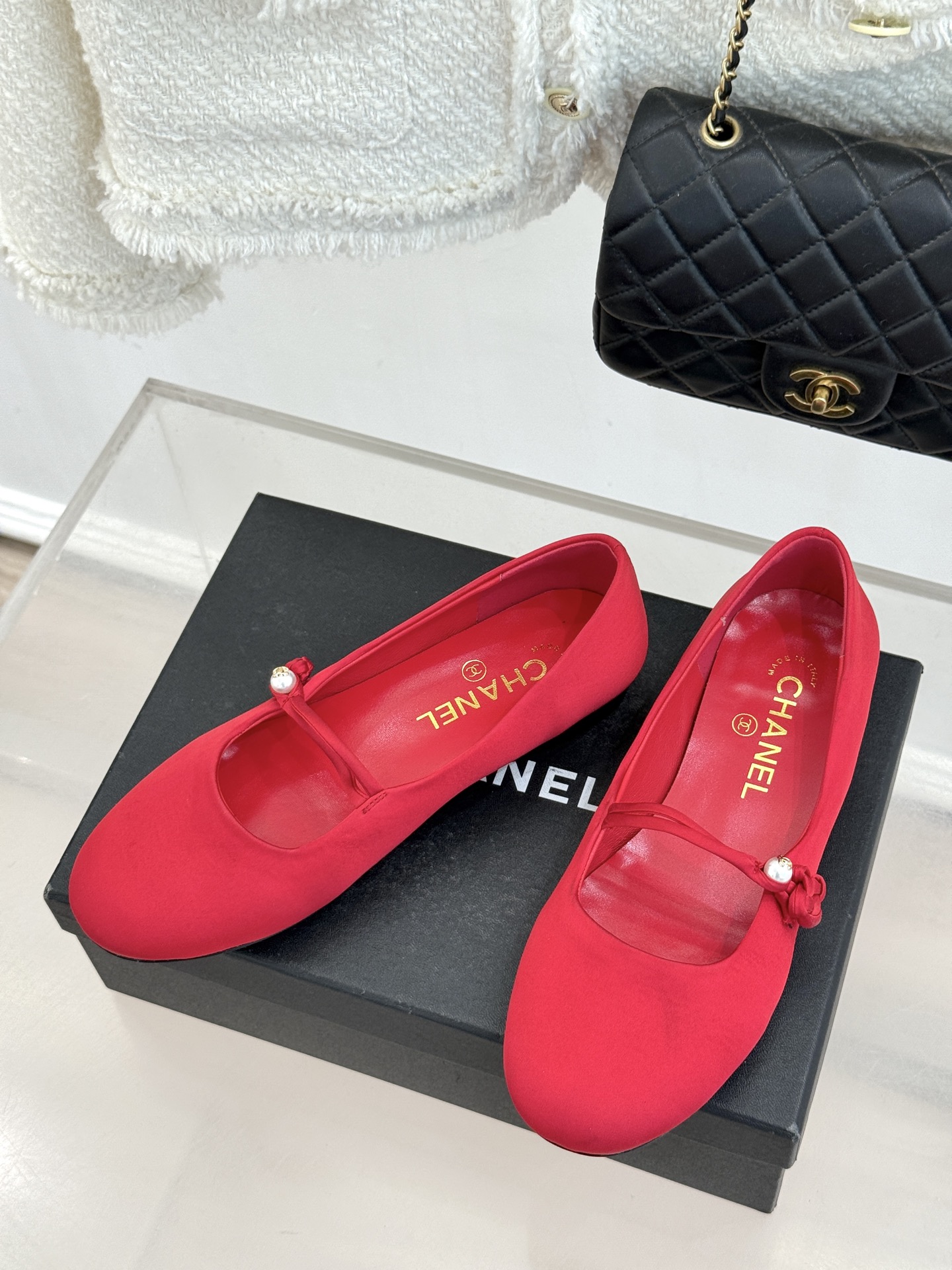 CHANE* ｜小香经典双C珍珠平底玛丽珍鞋将法式复古与优雅气质完美融合。经典圆头版型温柔包裹脚型软糯羊