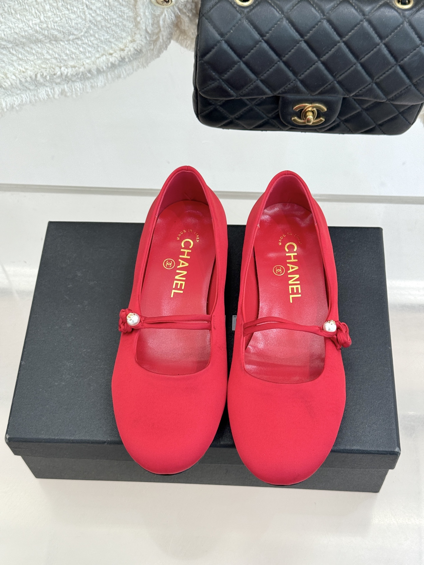 CHANE* ｜小香经典双C珍珠平底玛丽珍鞋将法式复古与优雅气质完美融合。经典圆头版型温柔包裹脚型软糯羊